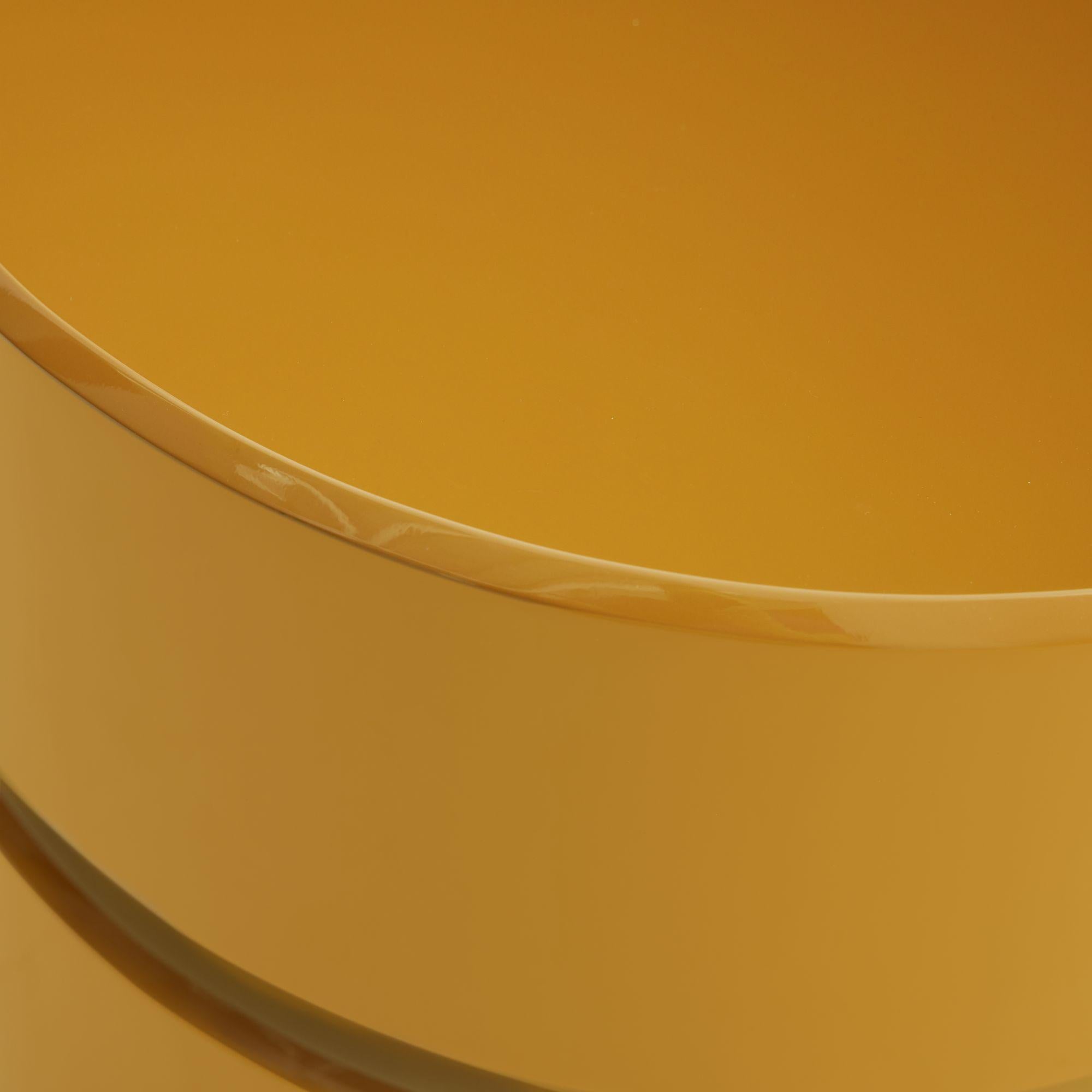 
La table d'appoint Liz, riche en couleurs et en raffinement, donne vie à n'importe quelle pièce grâce à son design à la fois ludique et sophistiqué. Fabriquée à partir d'une base en fibre de verre et finie dans une laque épice vibrante, cette pièce