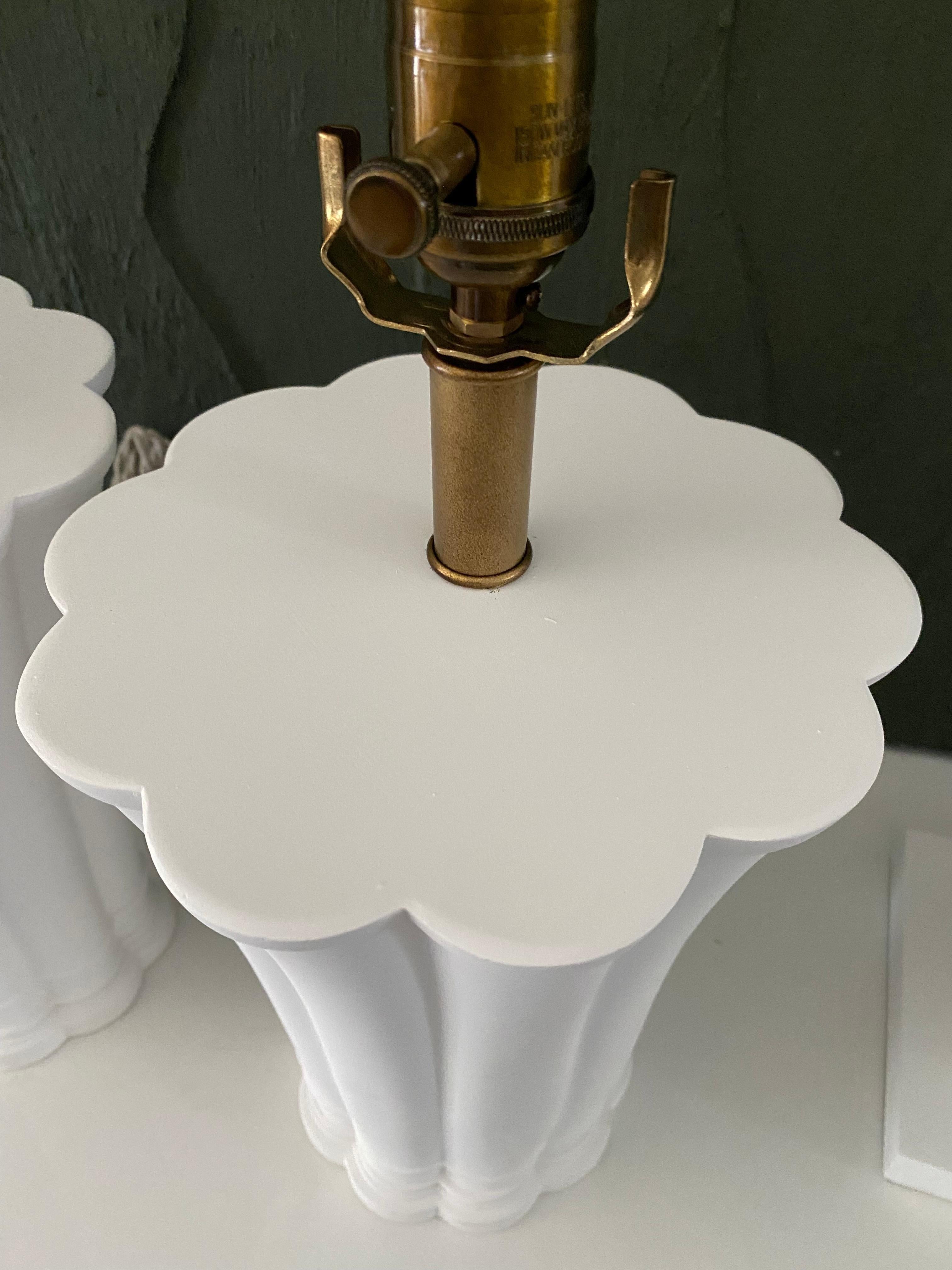 Américain Liz Marsh Designs - Paire de lampes en plâtre faites à la main en vente