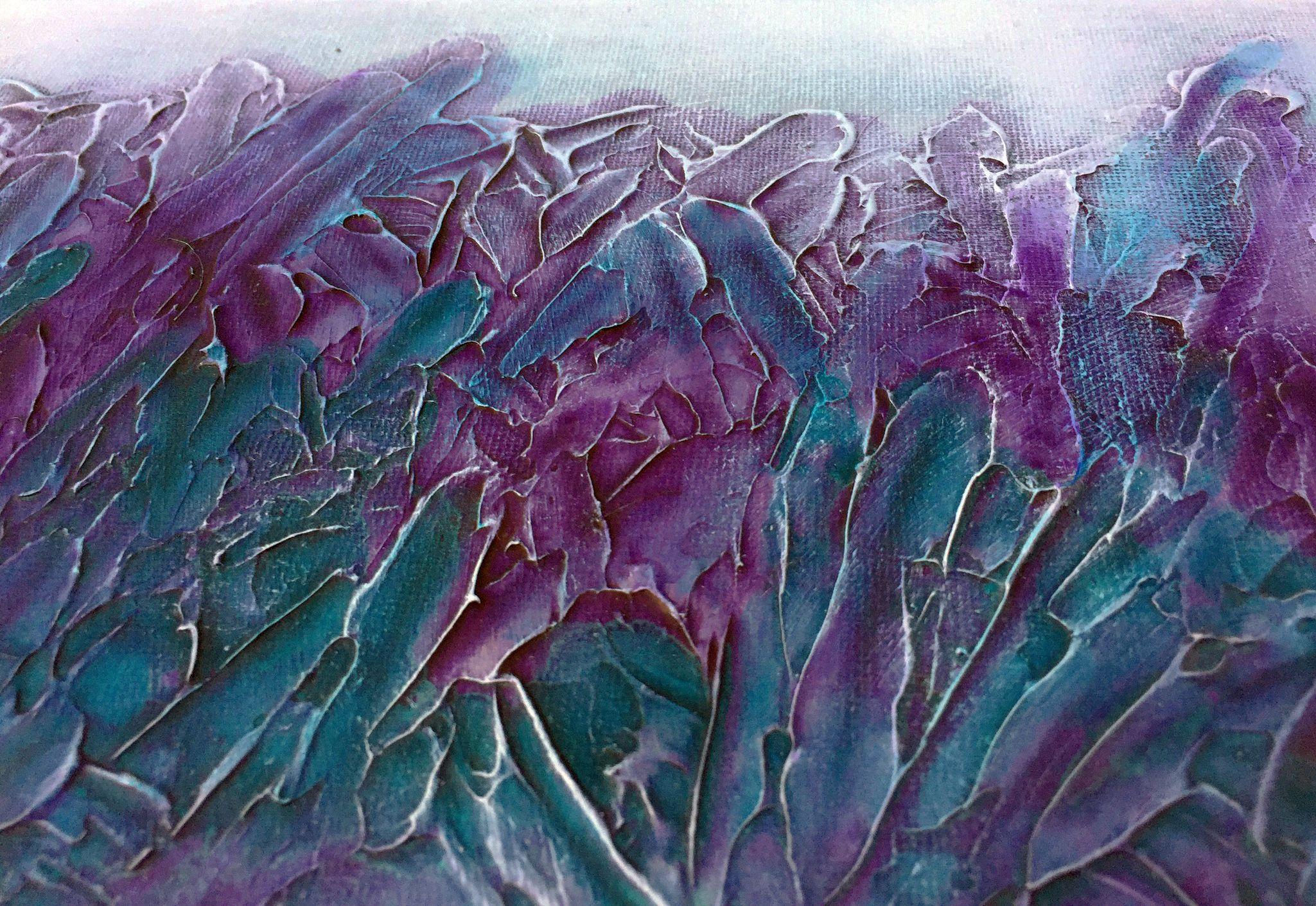 Texturierte Schichten aus lila und türkisfarbenen Grüntönen mit zarten Fliedertönen.    Teil der 'Crystallized Brahmavihara Serie' in dieser Serie von Bildern arbeite ich mit Shambhala Meditation, Reiki und Kristallenergien. Die Arbeit mit diesen