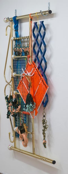 ADORNED OBSOLESCENCE 5 - Appendiabiti scultoreo con oggetti trovati e riutilizzati