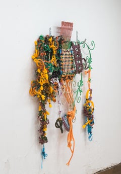 HIPERBOLO ARQUITECTÓNICO 05 - Colgante de pared escultórico con objetos encontrados y reutilizados