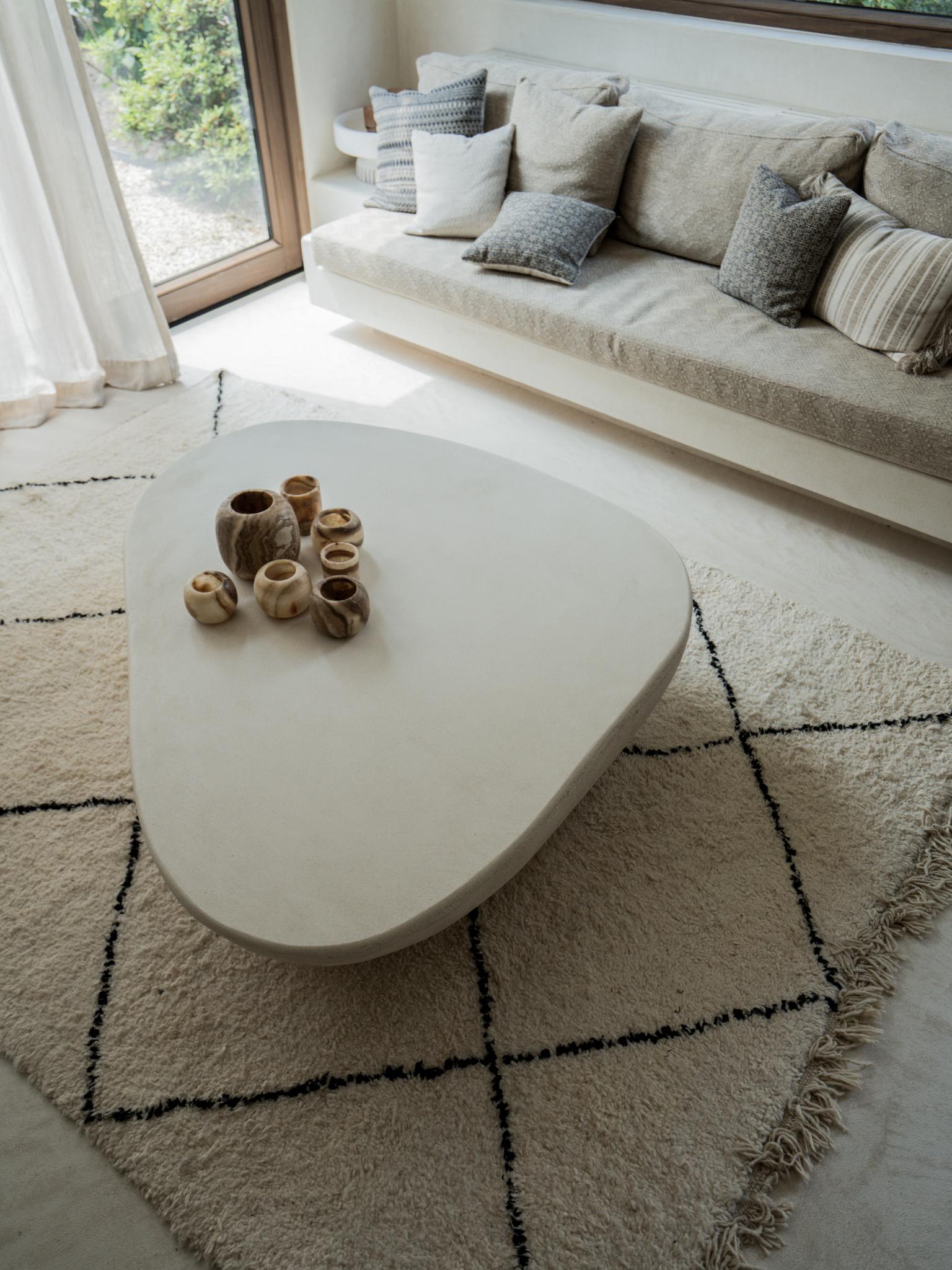 Varnished Liz Tables Boho Style Coffee Table Boulder Form Naturelle size 100 For Sale