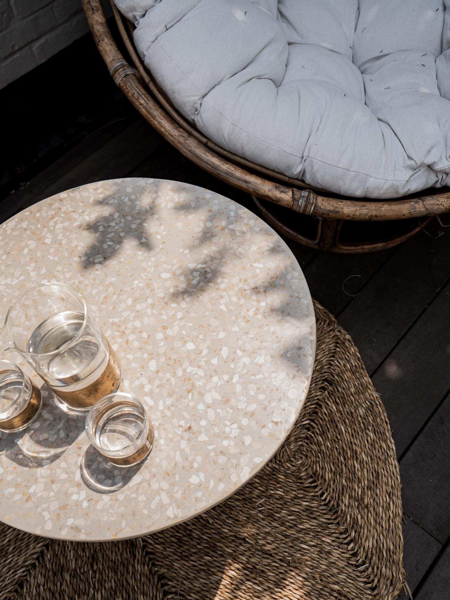 Liz Tables Boho Style Beton Terrazzo Outdoor Beistelltisch (Böhmisch) im Angebot
