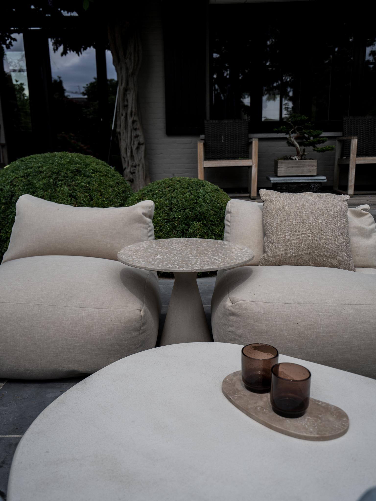 Liz Tables Boho Style Beton Terrazzo Outdoor Beistelltisch (Belgisch) im Angebot