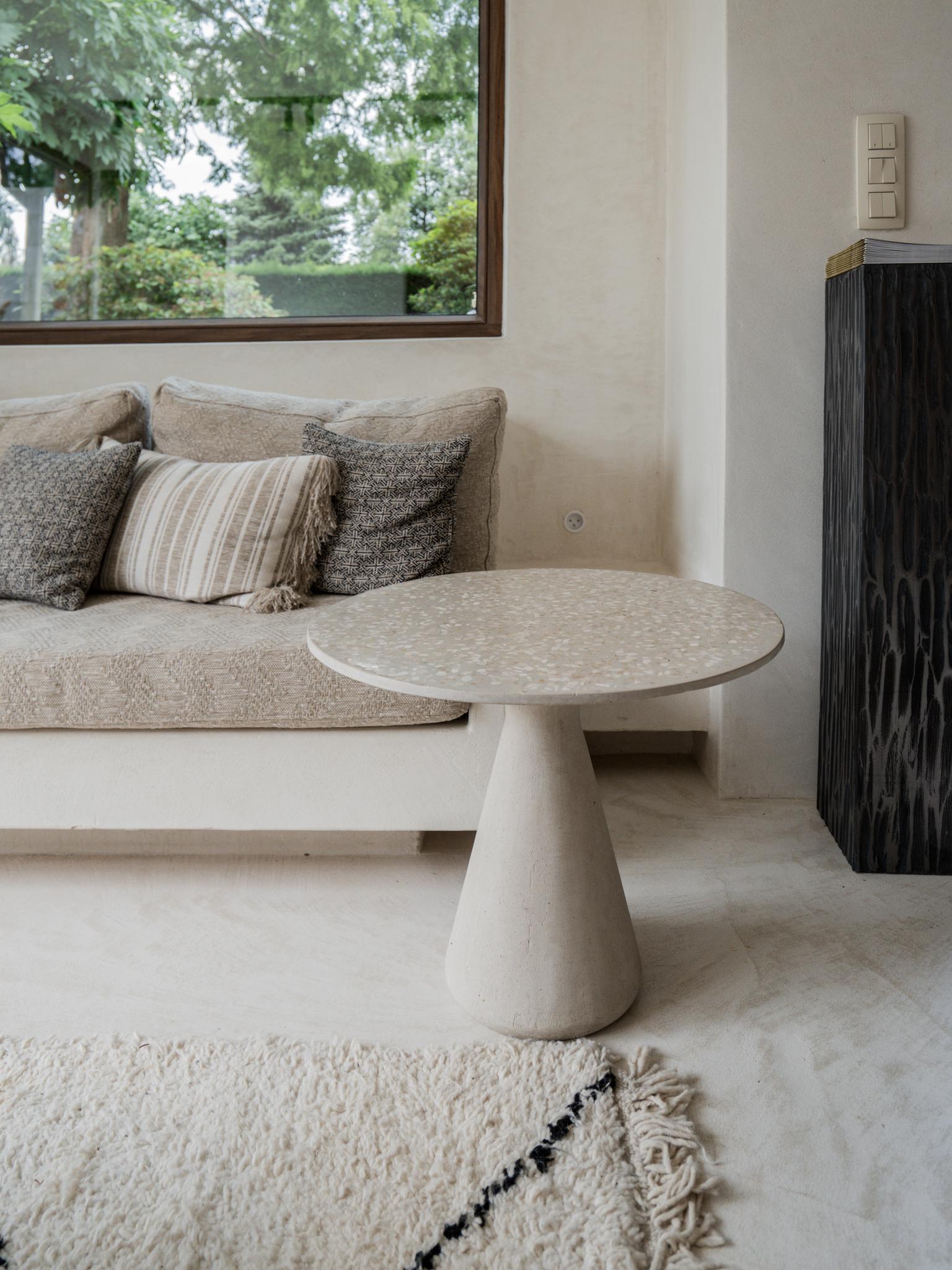 Liz Tables Boho Style Beton Terrazzo Outdoor Beistelltisch im Zustand „Neu“ im Angebot in Nijlen, BE