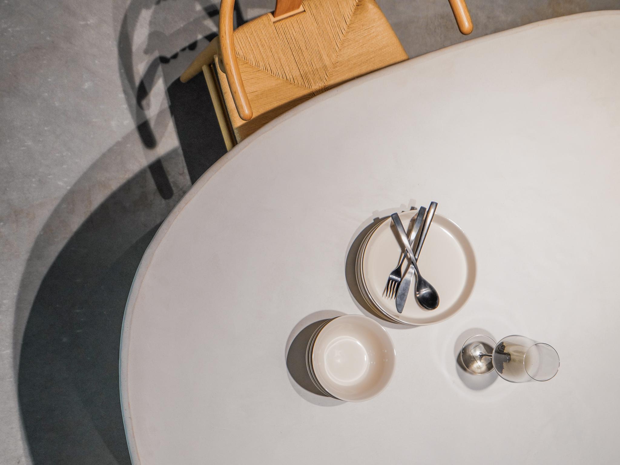 Liz Tables Mesa de Comedor con Forma de Boulder Yeso Natural en Mortex Pulido