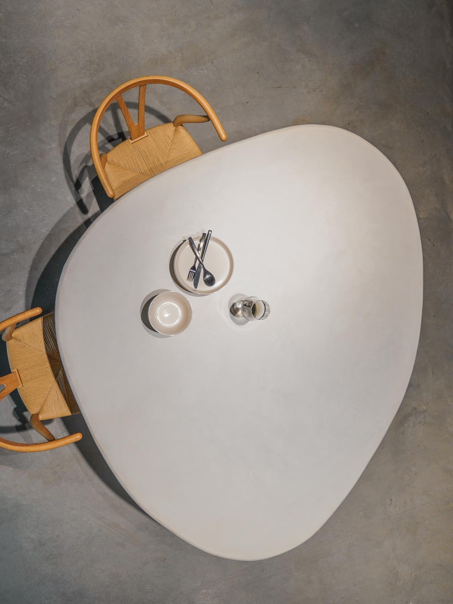 Liz Tables Mesa de Comedor con Forma de Boulder Yeso Natural en Mortex en Nuevo Estado en Nijlen, BE