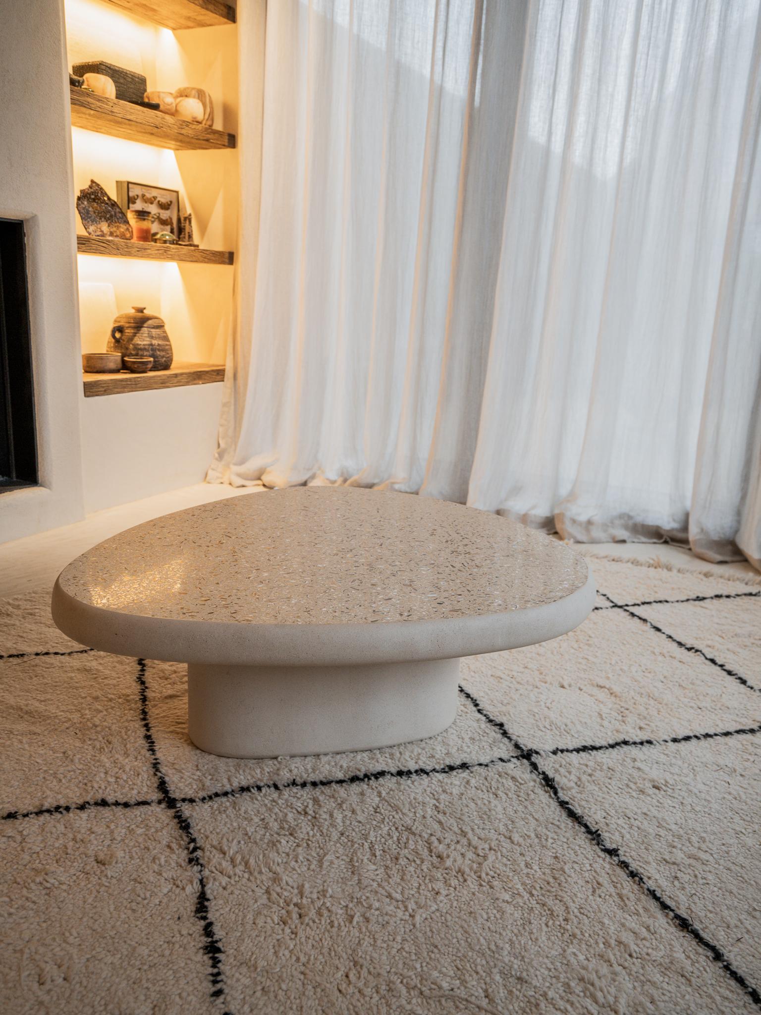 Arts and Crafts Table basse Liz avec incrustation en terrazzo en vente