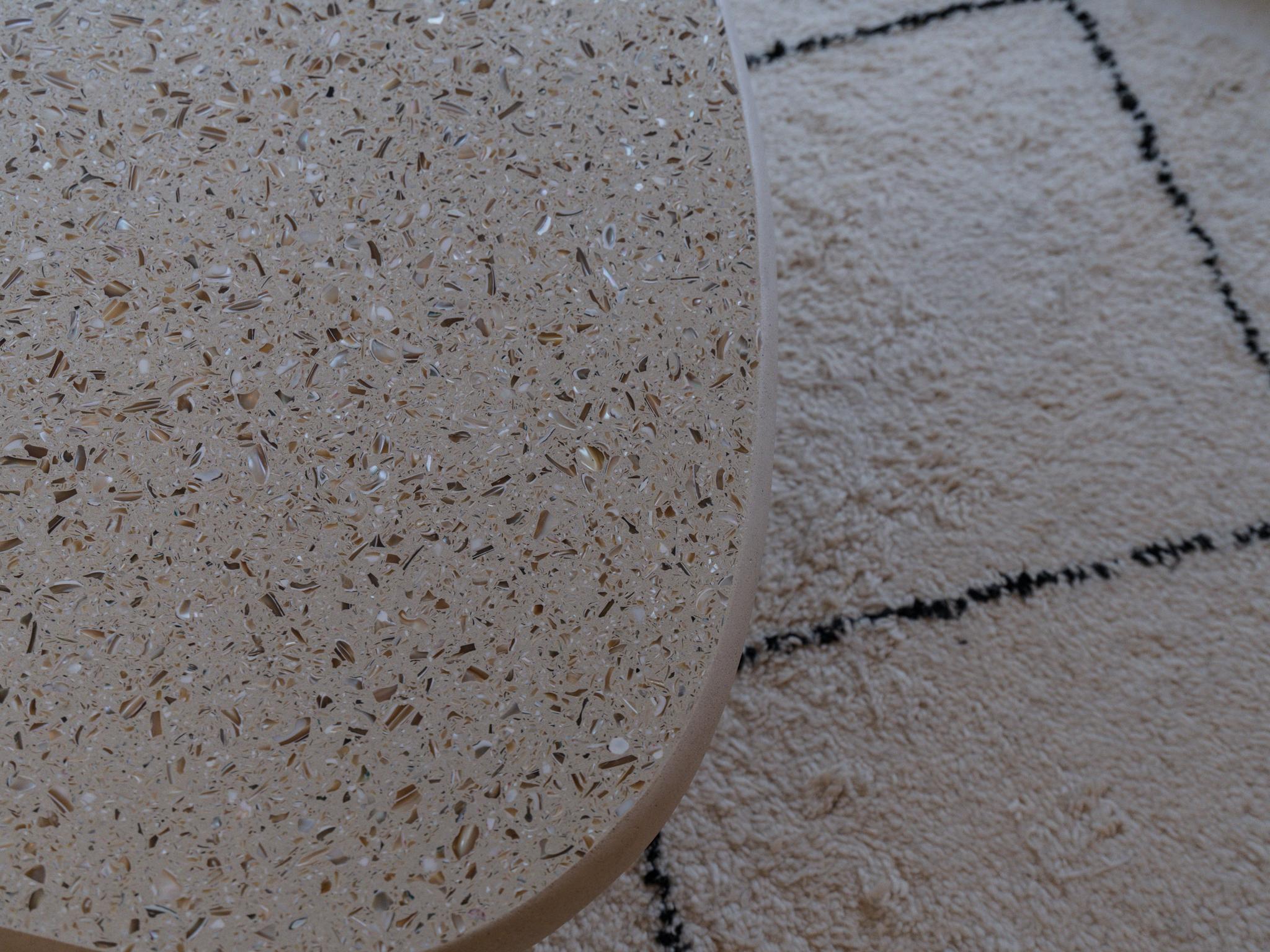 Belge Table basse Liz avec incrustation en terrazzo en vente