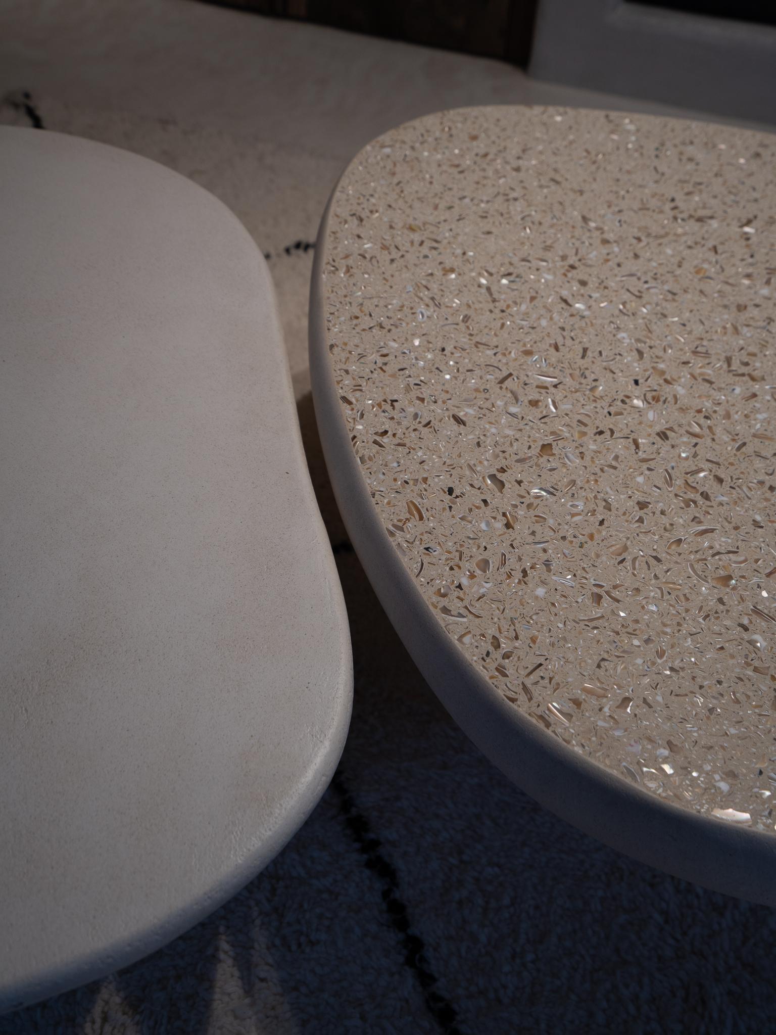 Calcaire Table basse Liz avec incrustation en terrazzo en vente