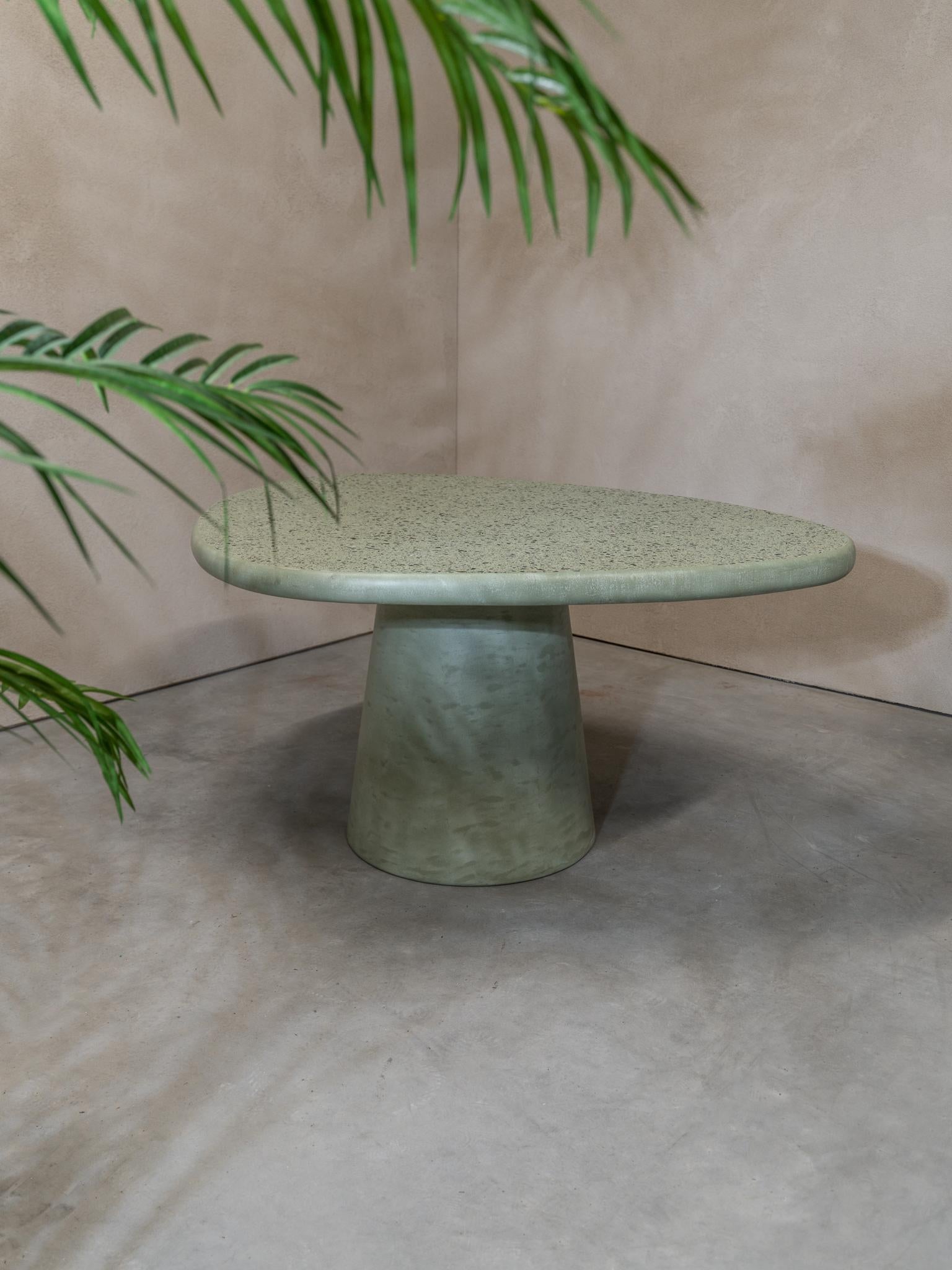 Liz Tables présente cette magnifique table en terrazzo vert de forme particulière. Cette forme est souvent utilisée parce qu'elle confère une certaine tension stylistique à la pièce. Il y a un côté doux sur la table et un côté pointu. Lorsque vous