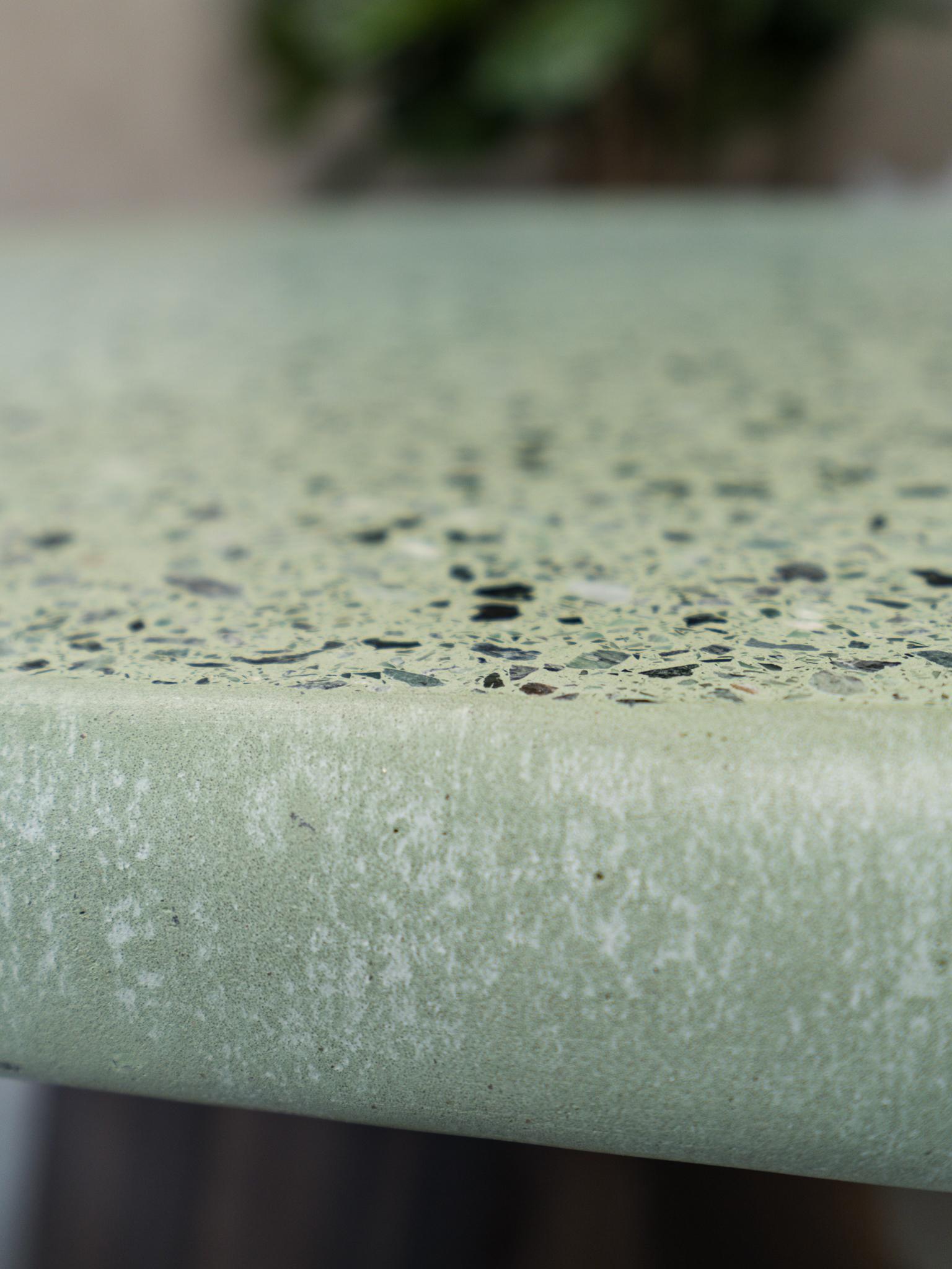 Calcaire Liz Tables Table de salle à manger Terrazzo en forme de bloc vert en vente