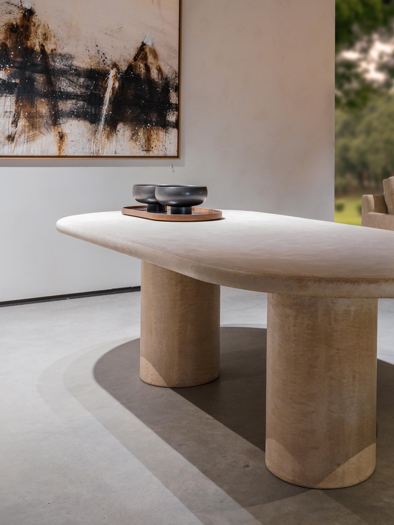 This Liz Table from the Callisto collection is a very present table because of the static symmetrical shape. 
The 50 mm thick top is massive with rounded edges and stands for quality and luxury. It's also a pleasure to sit and dine on , it feels