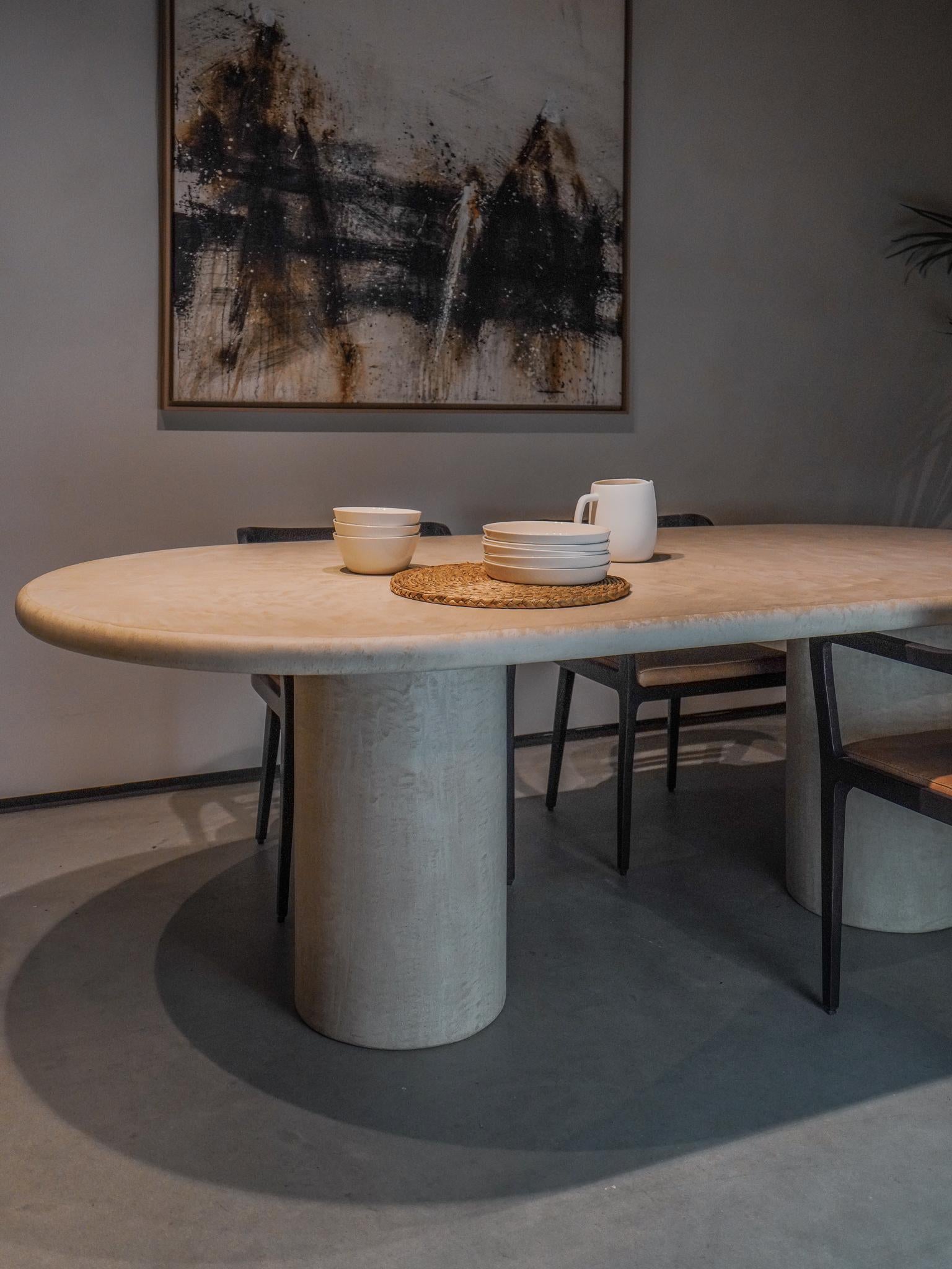 Liz Tables Oval Dining Table in Mortex  In New Condition For Sale In Nijlen, BE