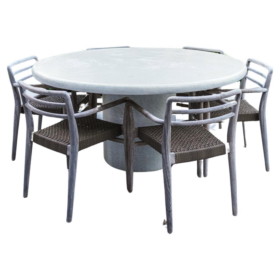 Liz Tables Runder Boho-Tisch für draußen aus Mineralputz in Naturfarbe