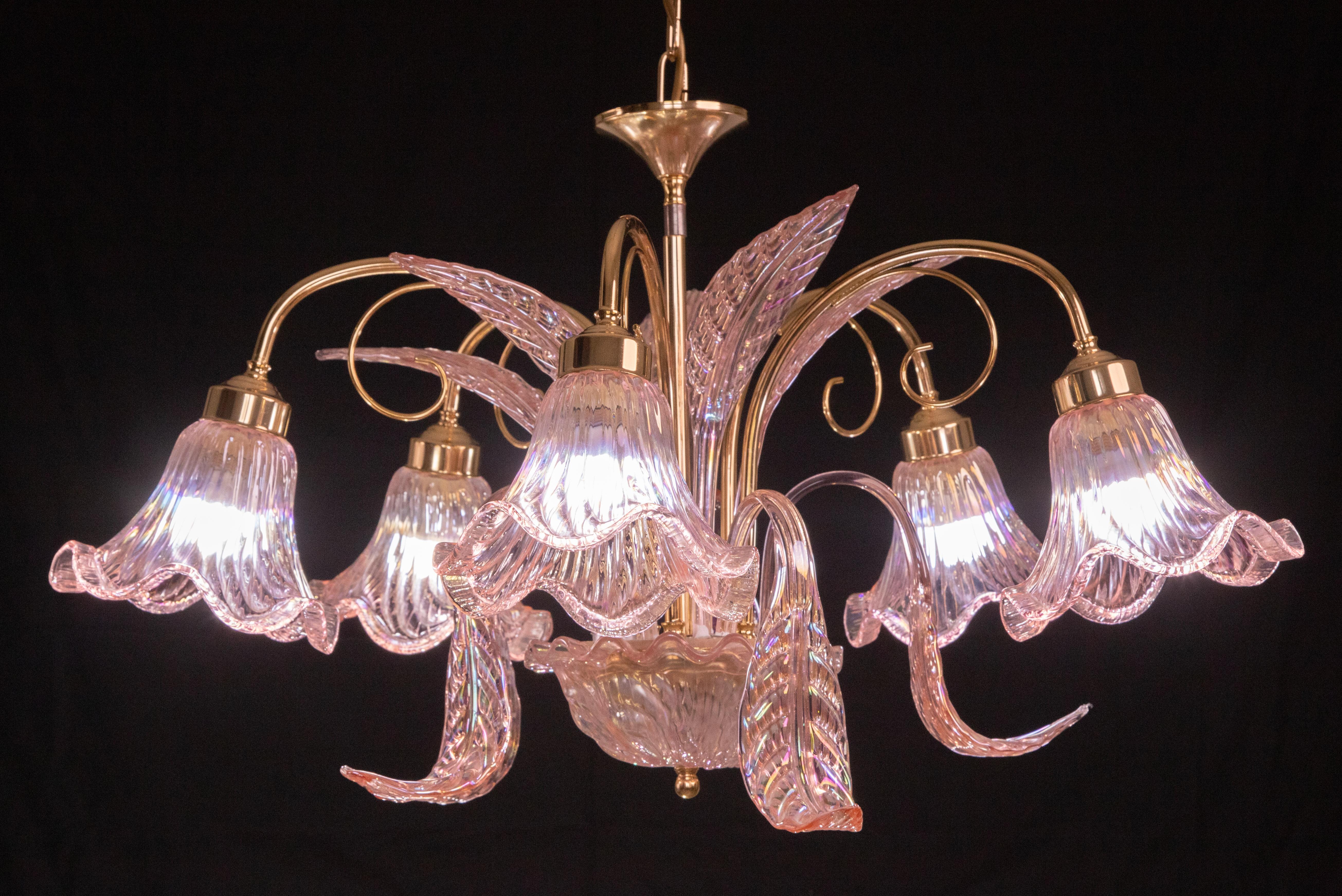 Spectacular Murano chandelier in rare iridescent pink glass.

The chandelier consists of 5 arms with 5 e14 light points, plus 10 decorative leaves, five down and five up.

The structure of the chandelier is in gold bath and in excellent