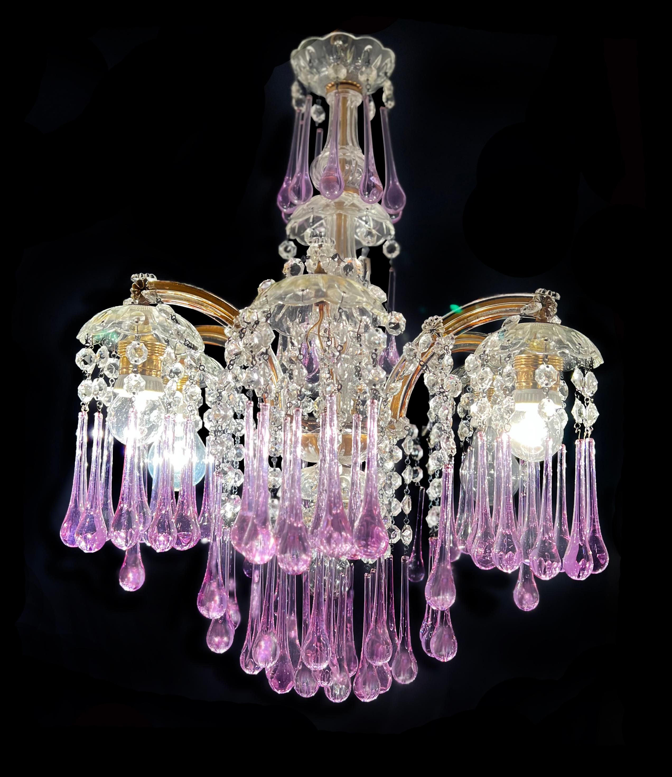 Fascinant lustre de Murano inspiré par la divine Liz Taylor.
Hauteur sans chaîne 60 cm, diamètre 42 cm. Sept lampes E27