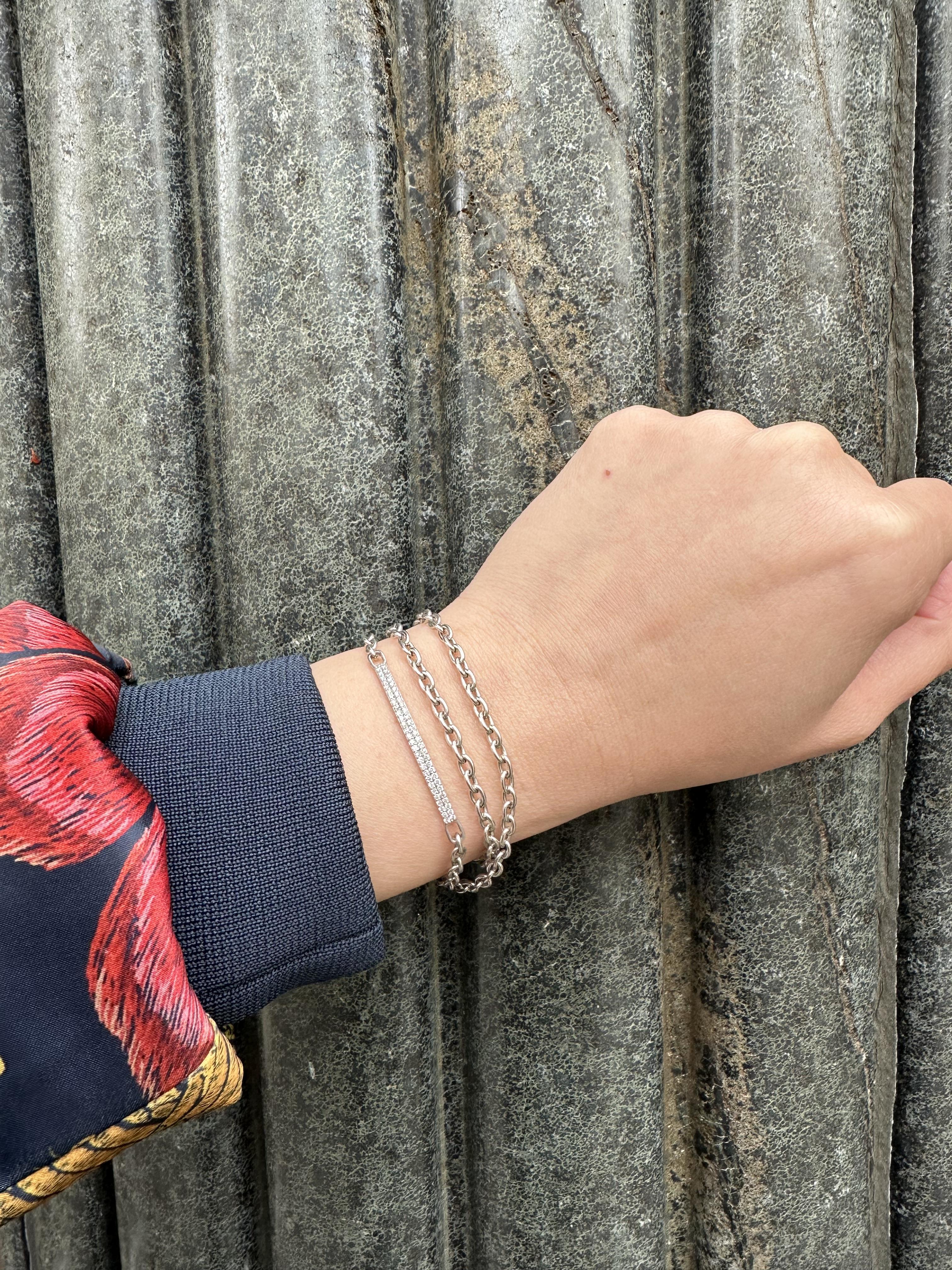 De las mujeres Lizabeth Cameron ID de diamantes Pulsera de eslabones con triple envoltura de acero inoxidable y plata de ley en venta