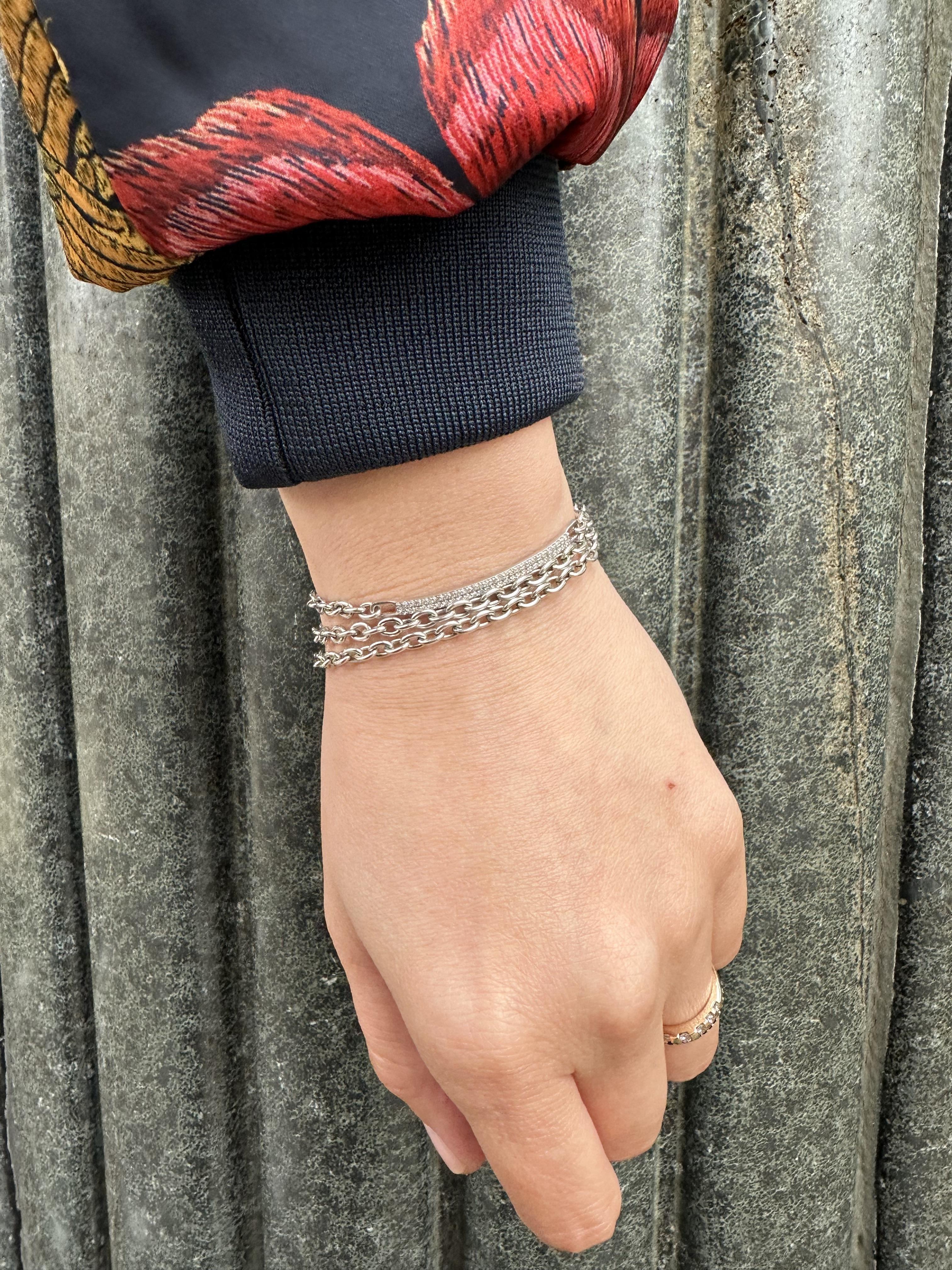 Lizabeth Cameron ID de diamantes Pulsera de eslabones con triple envoltura de acero inoxidable y plata de ley en venta 1