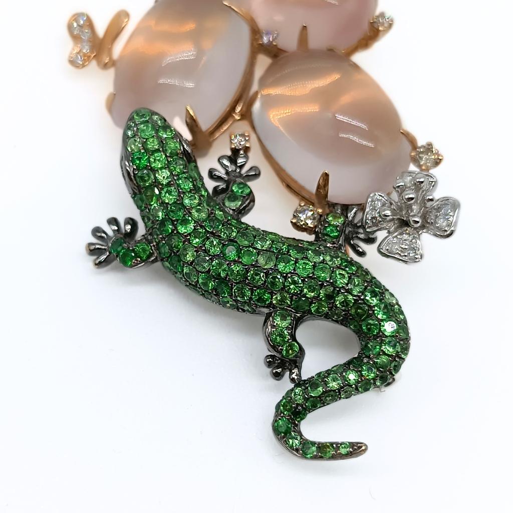 Lizard Brooch  
Two Flowers one in Rose Gold and the other one in White Gold with 27 Diamonds in Brilliant-cut
A Butterfly in Rose Gold with 5 Diamonds in Brilliant-cut
6 Diamonds in Princess-cut
Three Pink Quartz in Cabochon-cut 
Lizard with 2
