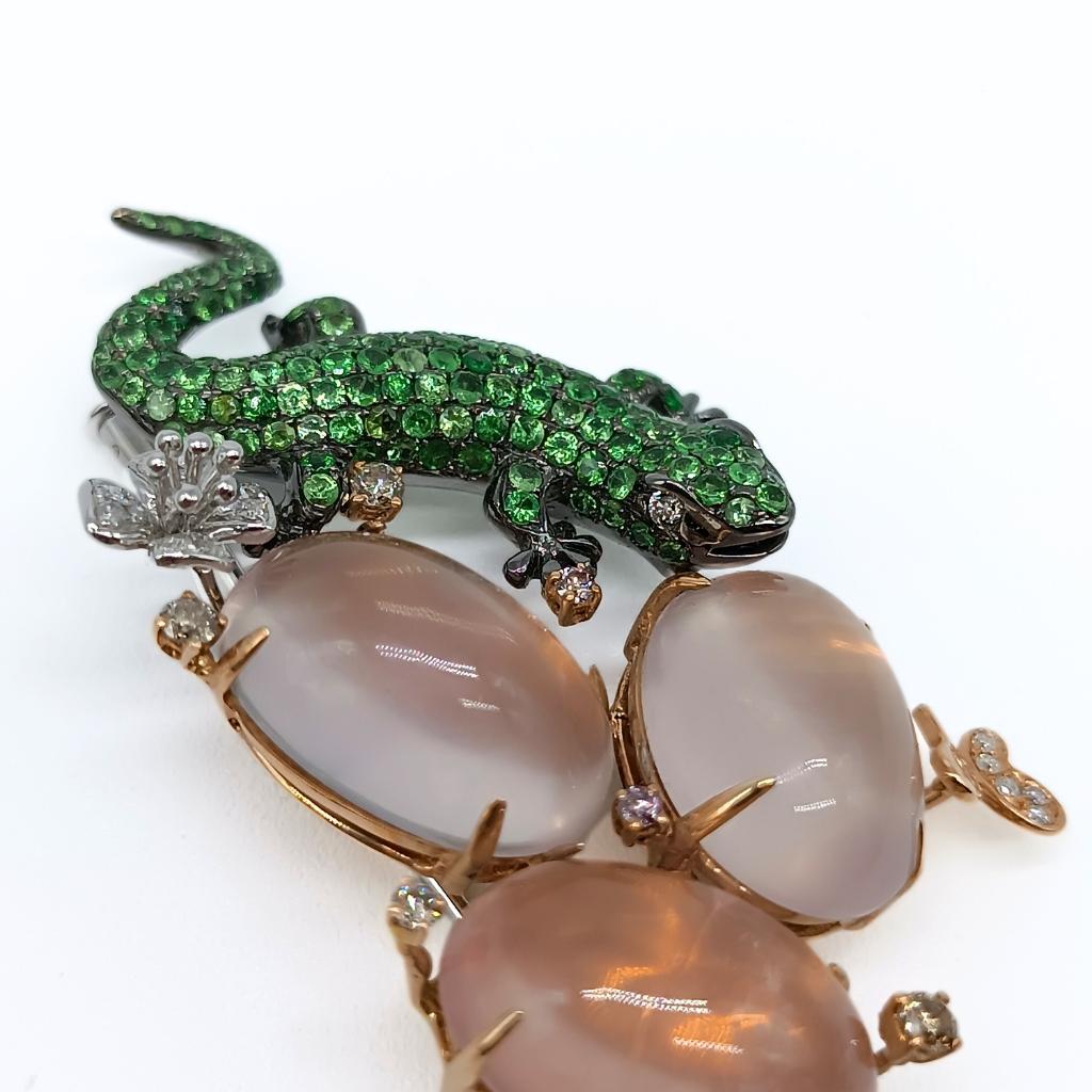 Lizard and Quartz Brooch in White and Pink Gold with Diamonds and Tsavorites In New Condition For Sale In BILBAO, ES