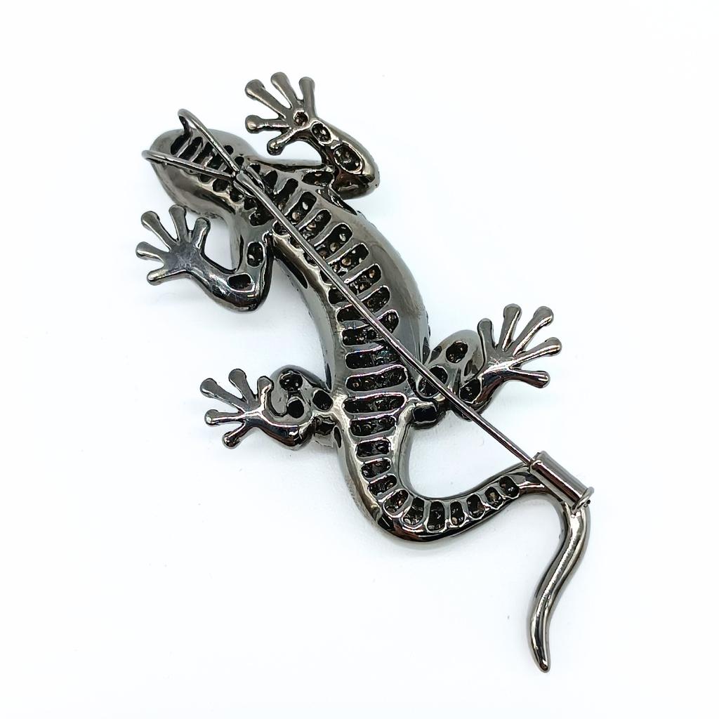 Brilliant Cut Lizard Brooch in White Gold with Diamonds and Rubies For Sale