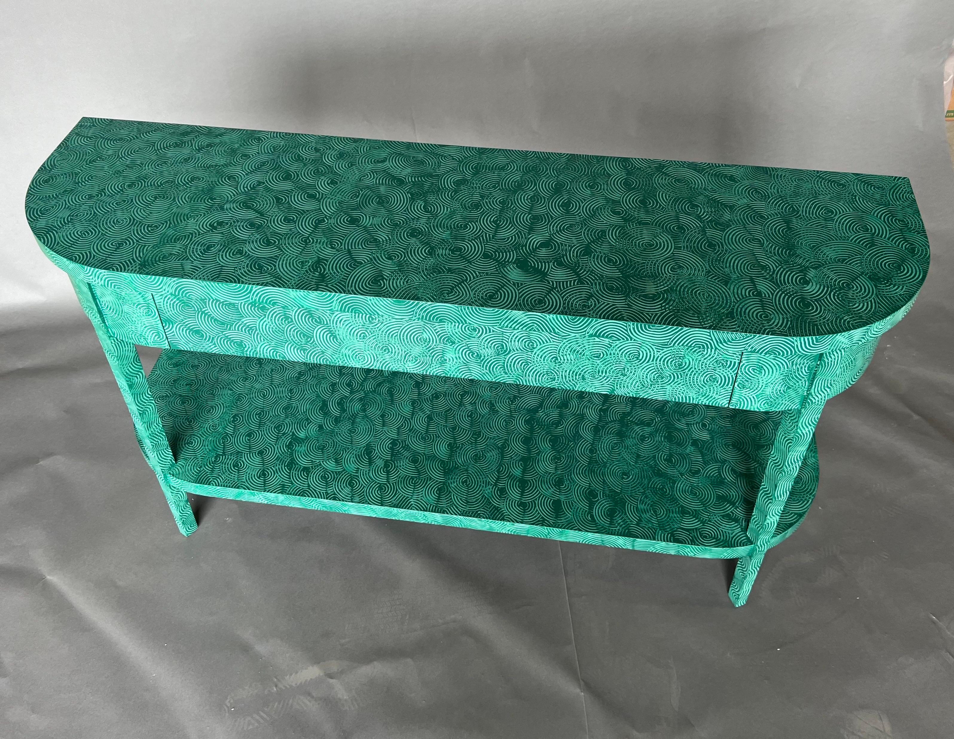 XXIe siècle et contemporain Console Lizzie dans un tourbillon vert absolu par The Fabulous Things en vente