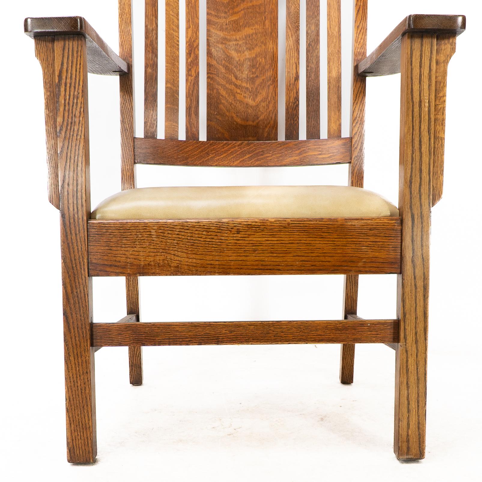 Early 20th Century L&JG Stickley Arts & Crafts oak armchair with curved back & shaped arm supports For Sale