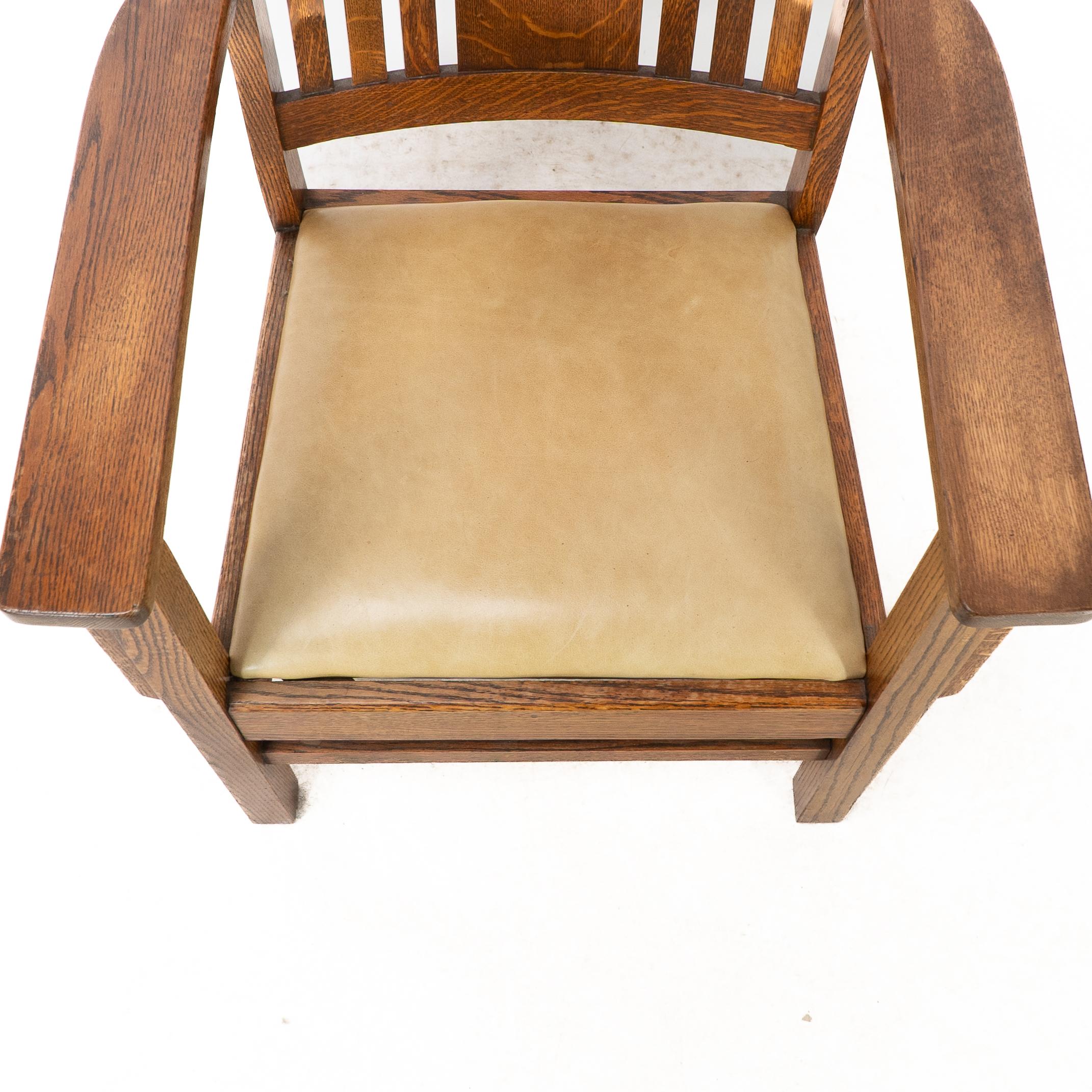 L&JG Stickley Arts & Crafts oak armchair with curved back & shaped arm supports In Good Condition For Sale In London, GB