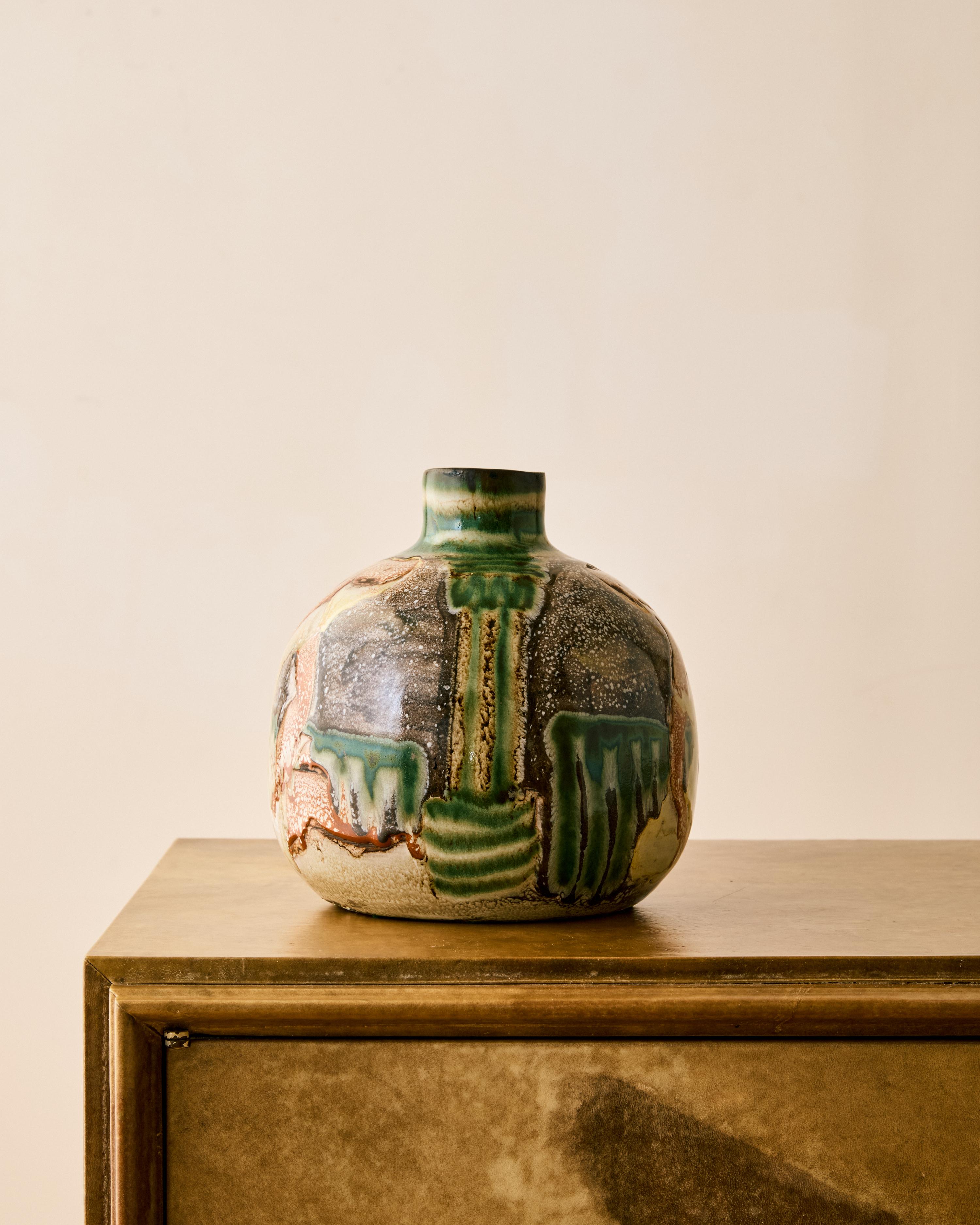 Ljuba Naumovitch / Atelier Du Grand Chene Jarrón de cerámica esmaltada decorado con mujeres. Firmado indistintamente en el lateral, posiblemente con la mención 