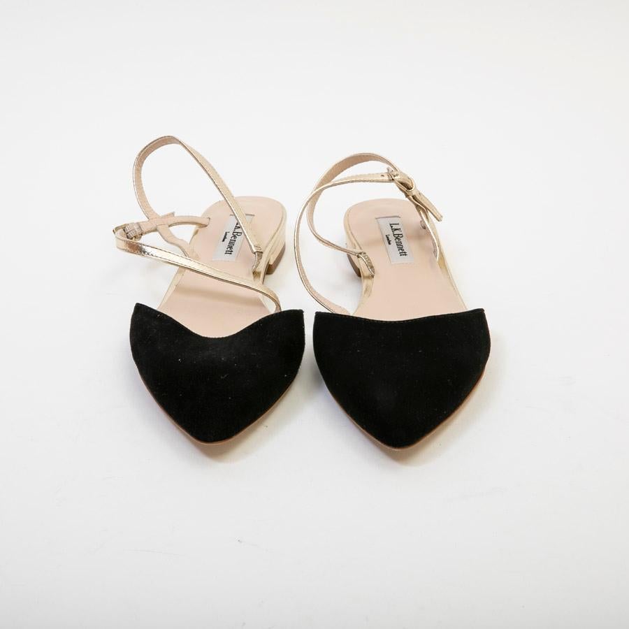 L K Bennet sandals in black suede calfskin and pale gold leather, size 37. 

Leather inner and outer soles. Made in Spain

Mint condition, never worn

Dimensions : Sole length: 25 cm, heel height: 2 cm

Will be delivered in a new, non-original dust