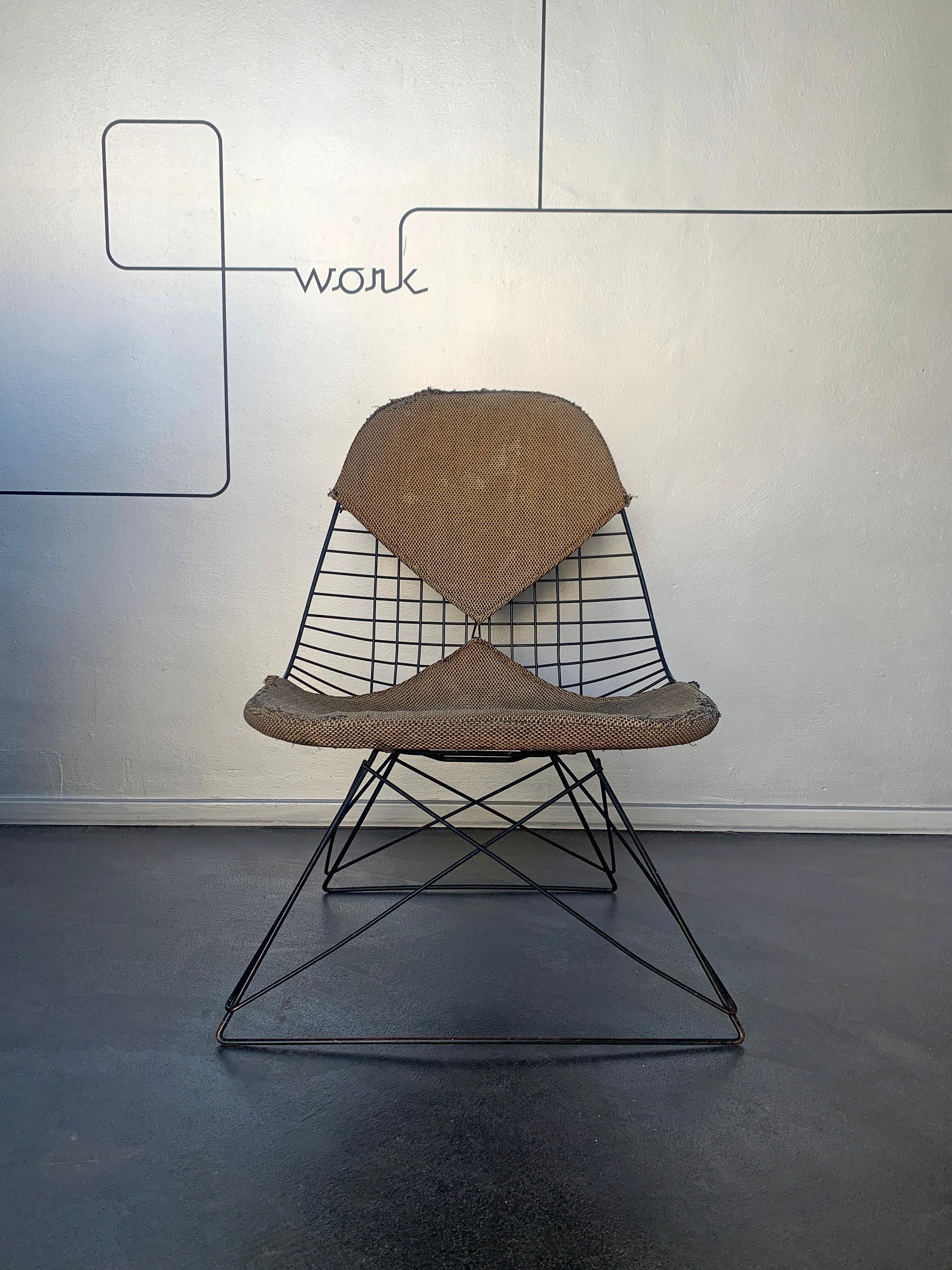 Der Eames LKR 'Cats Cradle' Wire Side Chair war einer der denkwürdigsten und ungewöhnlichsten Entwürfe von Eames. Er war mit abnehmbaren Polstern, einem Vollbezug und einem zweiteiligen 'Bikini'-Pad erhältlich. Die Cats Cradle Basis wurde nie mit