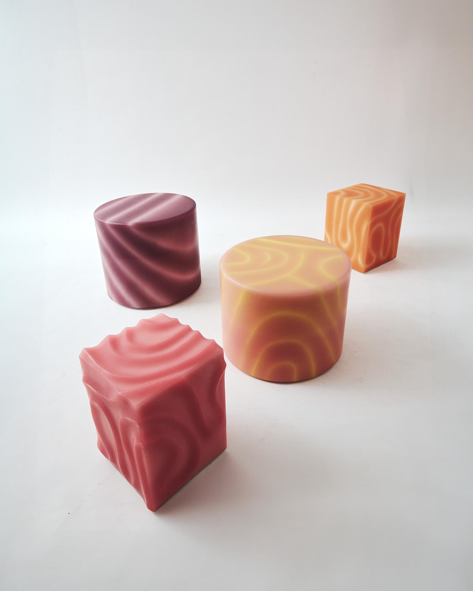 Table basse LL en résine époxy rose, Table basse contemporaine par Facture Neuf - En vente à New York, NY