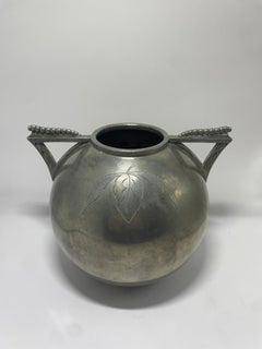 Vaso L&L in peltro svedese con motivo a foglie e manici triangolari, 1935