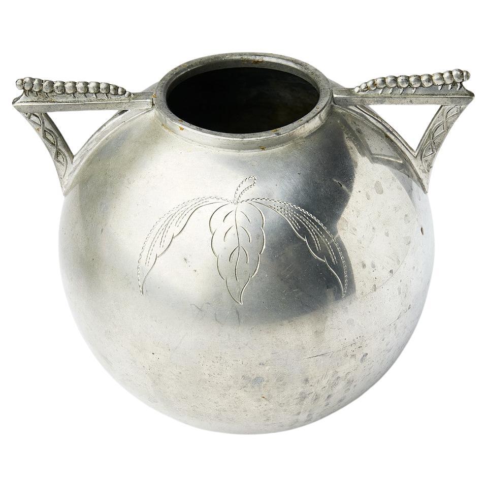 Schwedische L&L-Vase aus Zinn mit Blattmotiv und dreieckigen Griffen, 1935