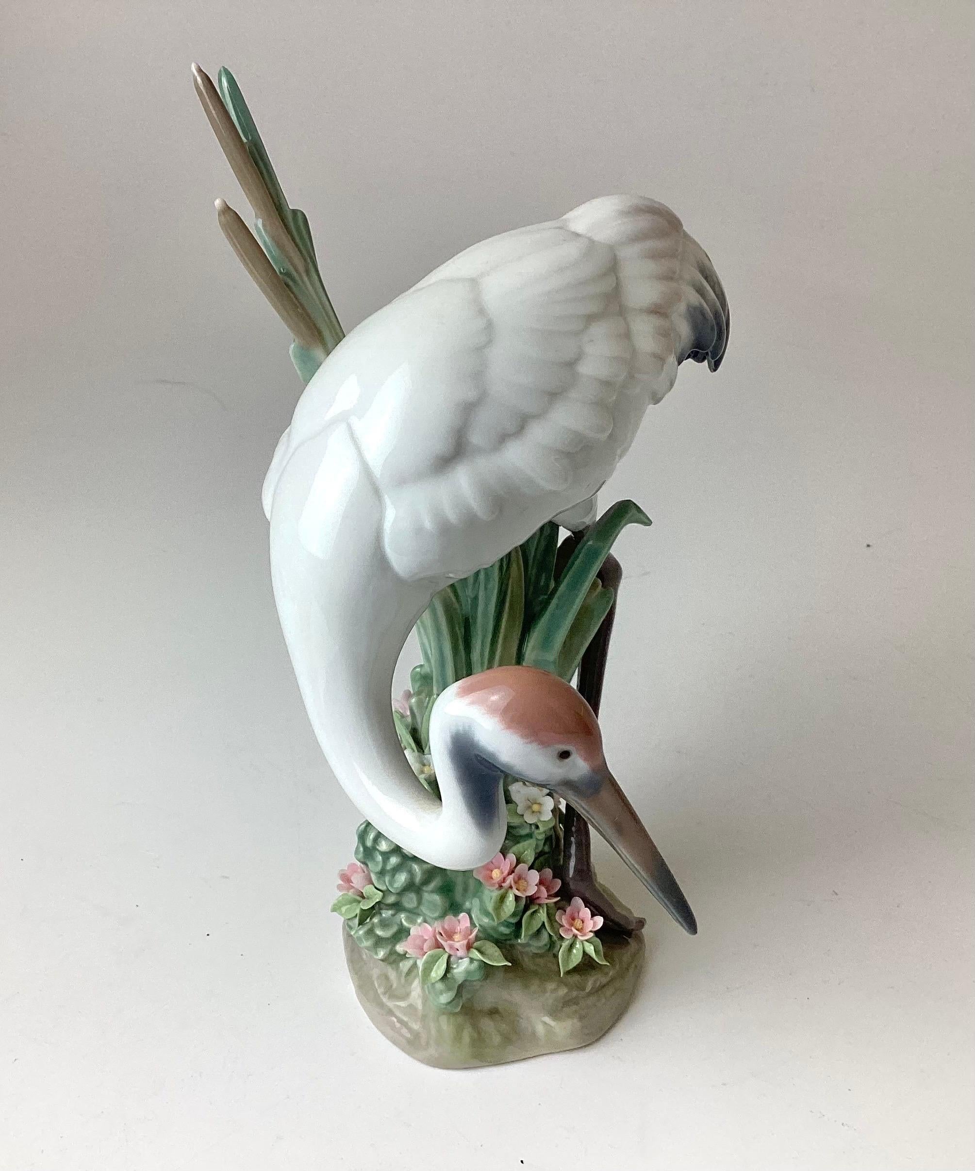 Lladro 1613 Bowing Crane. This piece has been discontinued. It is in Wonderfull condition with no chips or cracks.