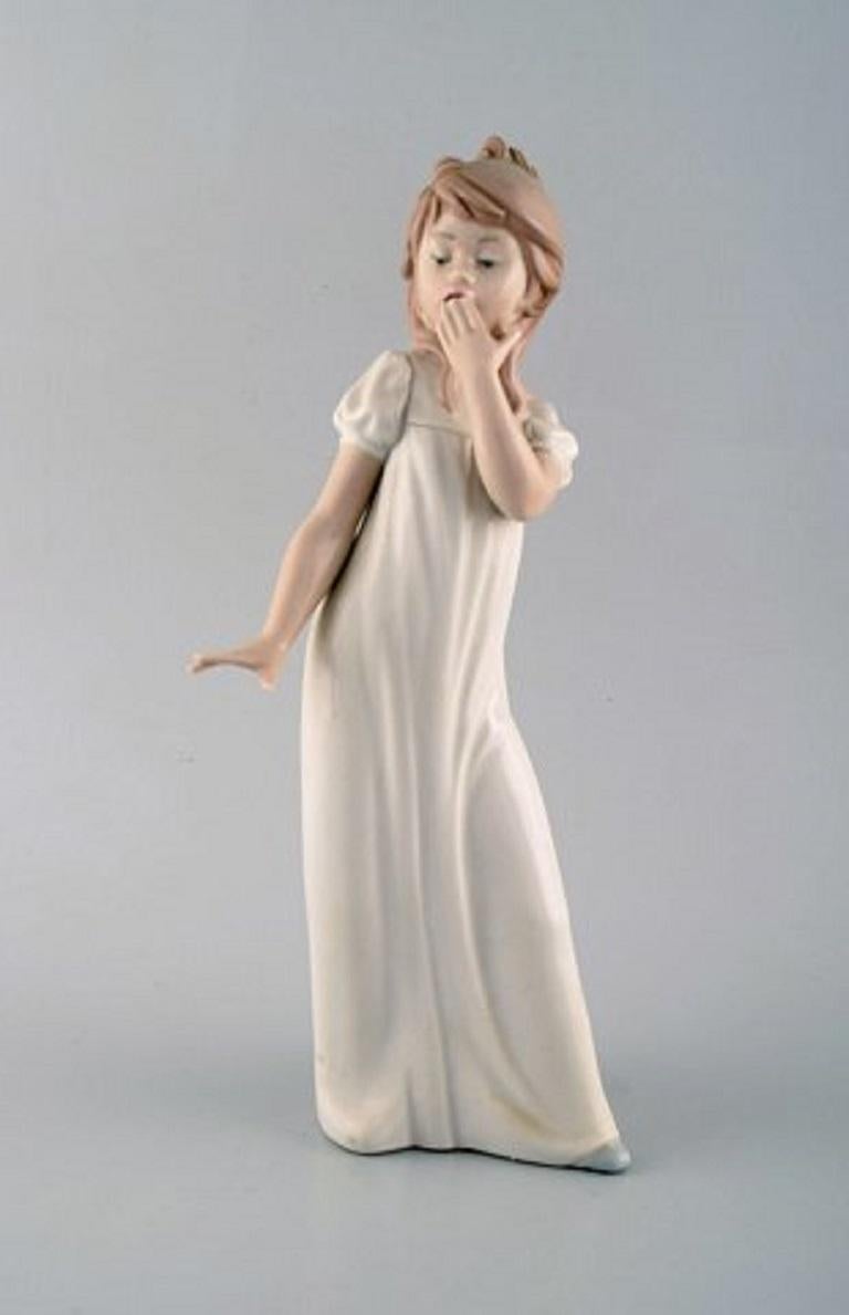 Lladro and Nao, Spain. Five porcelain figurines of children, 1980s-1990s.
Largest measures: 25.5 x 15 cm.
In very good condition.
Stamped.
