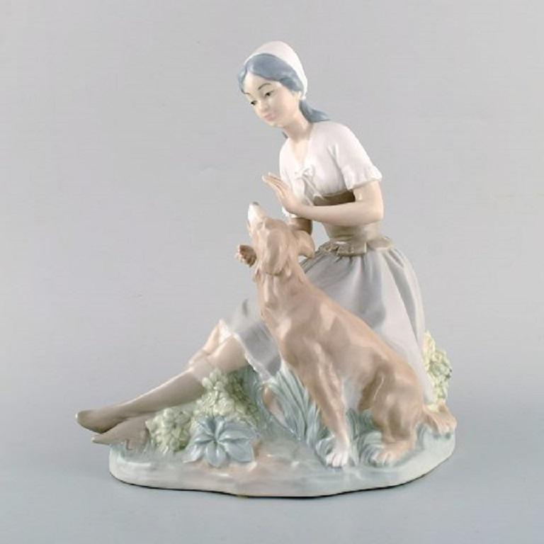 Lladro and Nao, Spain. Three porcelain figurines. Young girls with farm animals, 1980s.
Largest measures: 23.5 x 22 cm.
In very good condition.
Stamped.

   