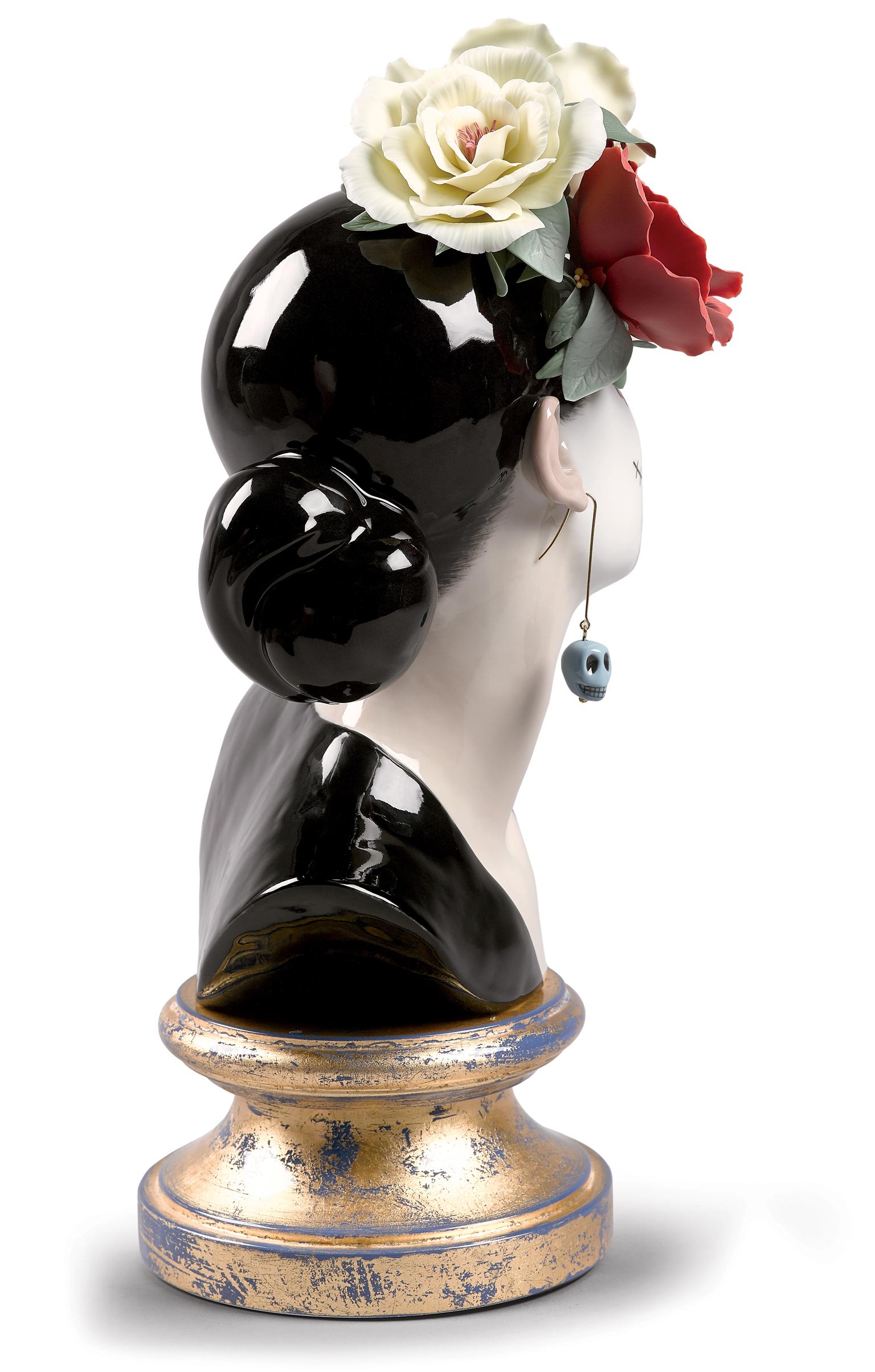 Figurine mexicaine Bella Catrina en édition limitée, en porcelaine noire brillante, ornée de trois fleurs faites à la main. Le peuple mexicain entretient une relation particulière avec la mort, au point qu'elle fait partie de la culture et de la vie