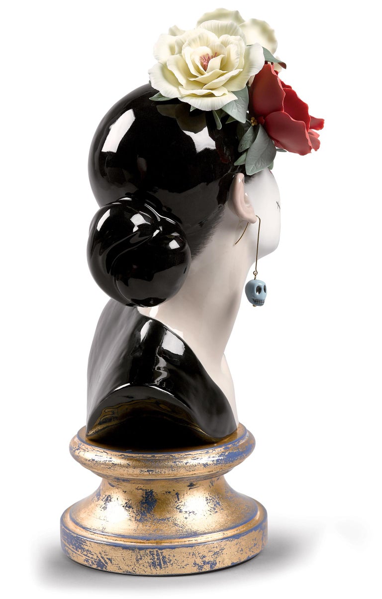 Limited edition Mexican Bella Catrina figurine in black gloss finish porcelain, adorned with three handmade flowers. The people of Mexico have a special relationship with death, to the point that it is part of the culture and daily life of this