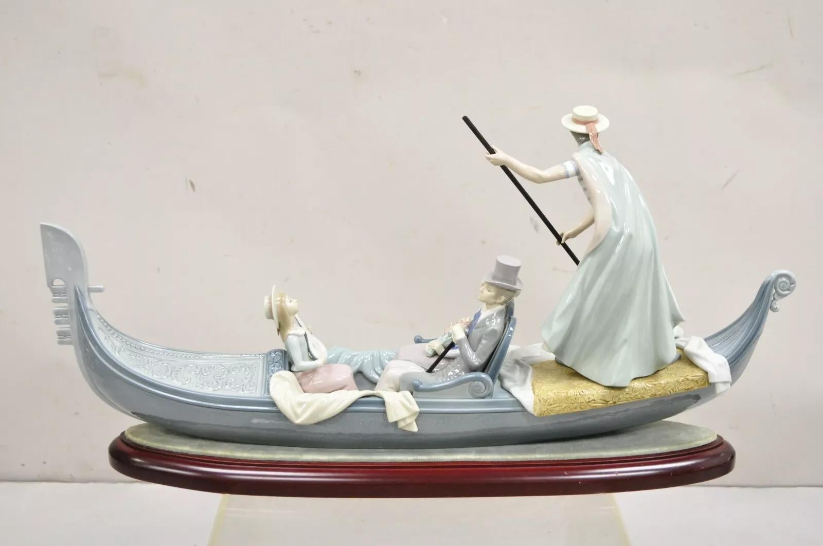 Lladro Daisa 1978 In the Gondola Couple Sculpture No. 2413 Large Porcelain For Sale 4
