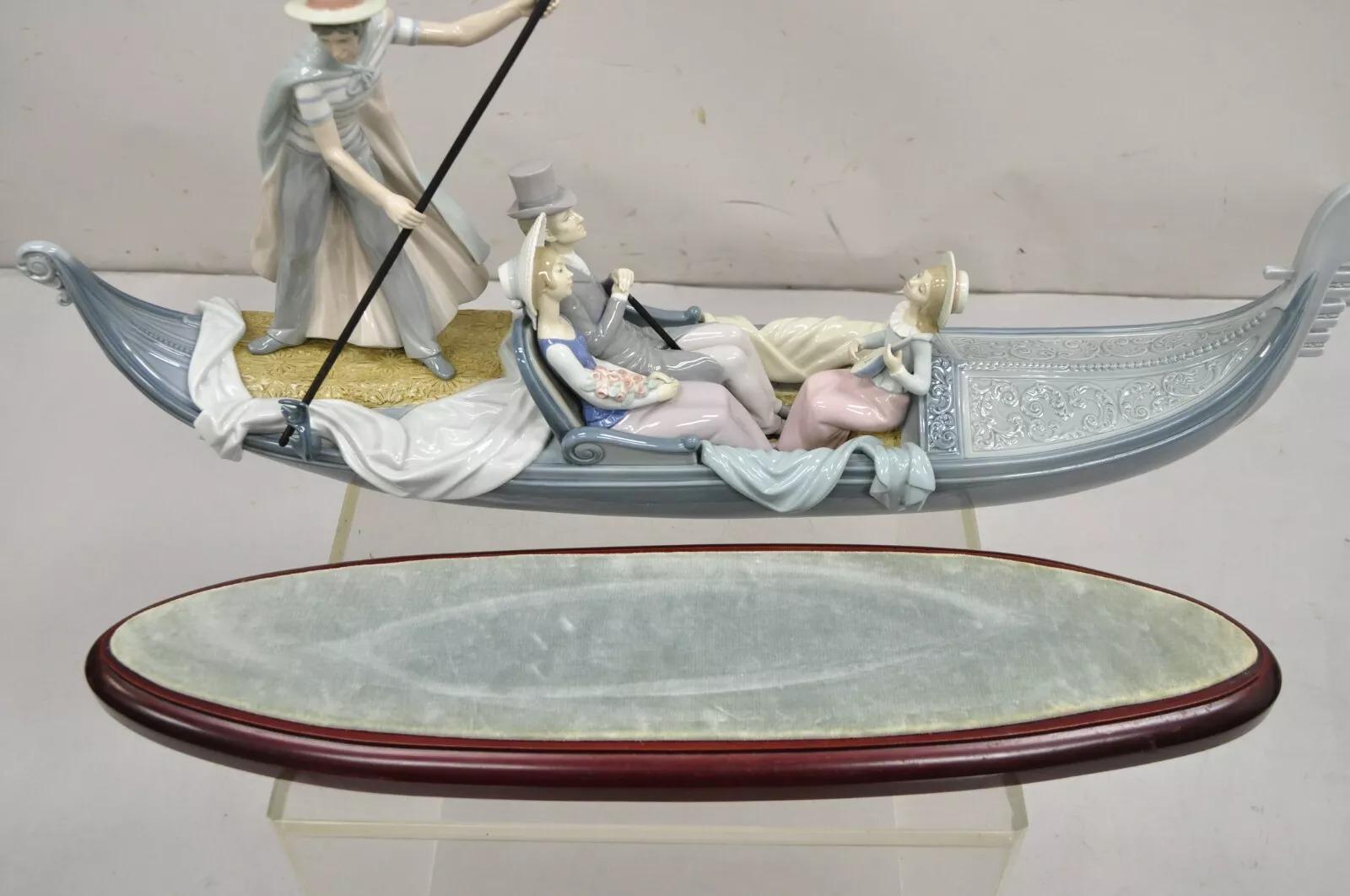 Lladro Daisa 1978 In the Gondola Couple Sculpture No. 2413 Large Porcelain For Sale 5