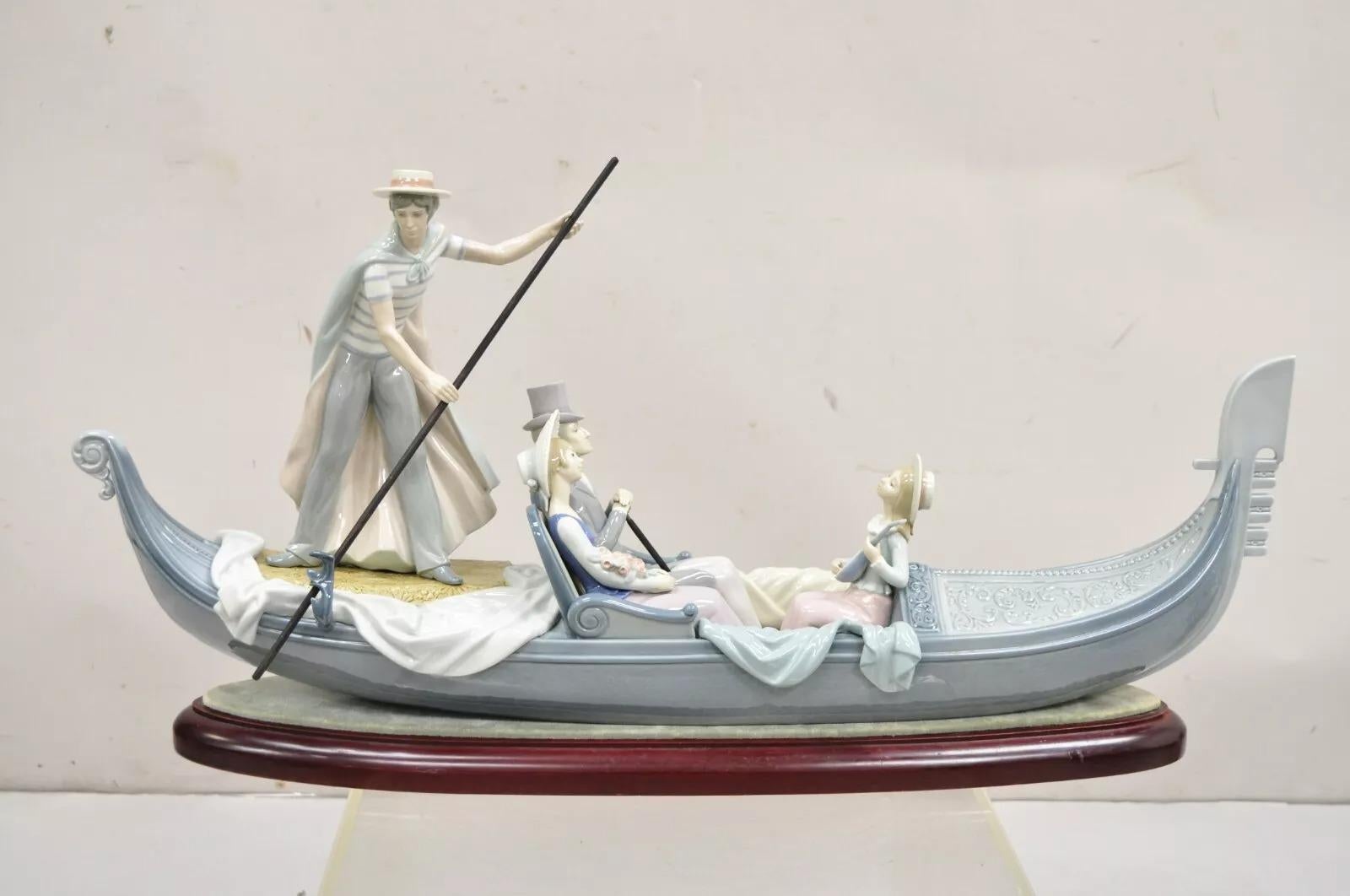 Lladro Daisa 1978 In the Gondola Couple Sculpture No. 2413 Large Porcelain For Sale 6