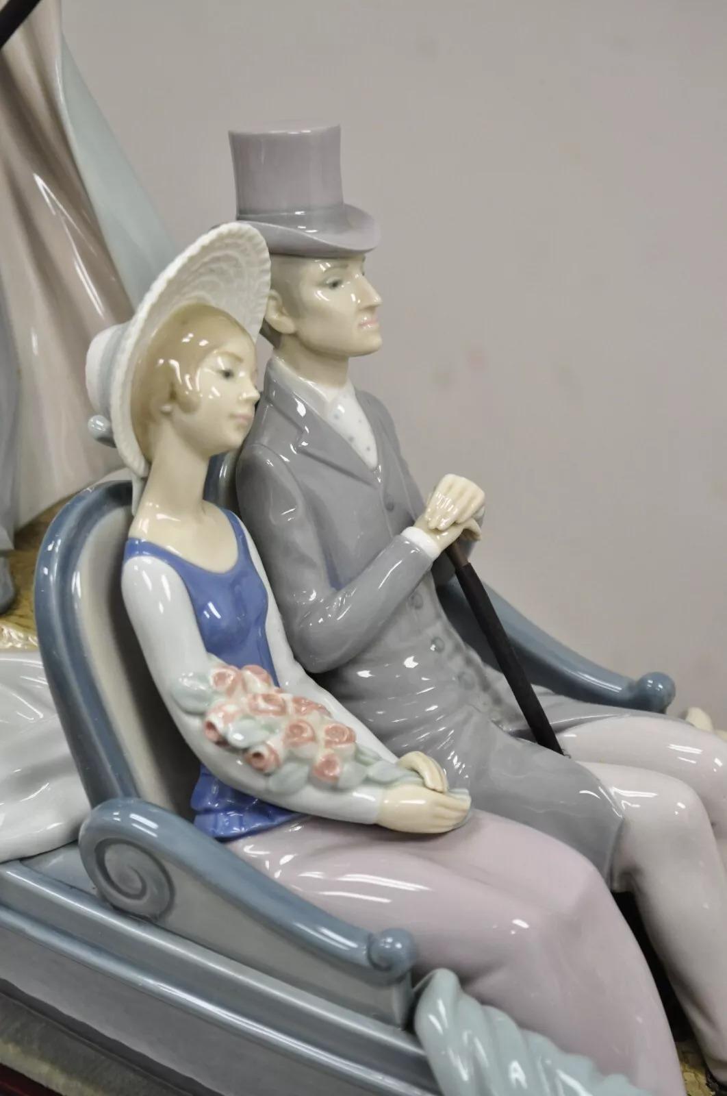 Lladro Daisa 1978 In the Gondola Couple Sculpture No. 2413 Large Porcelain In Good Condition For Sale In Philadelphia, PA