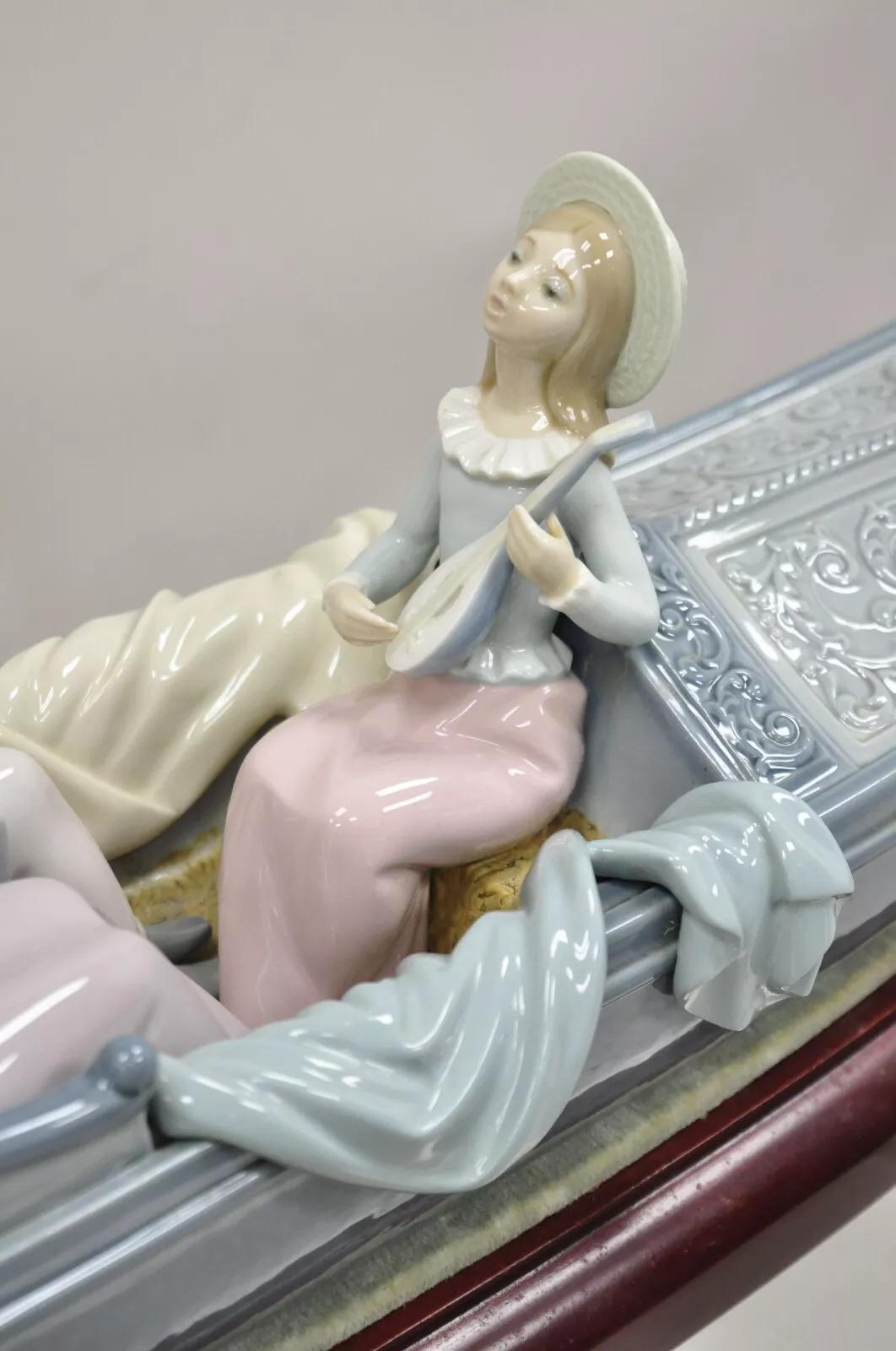Lladro Daisa 1978 In the Gondola Couple Sculpture No. 2413 Large Porcelain For Sale 1