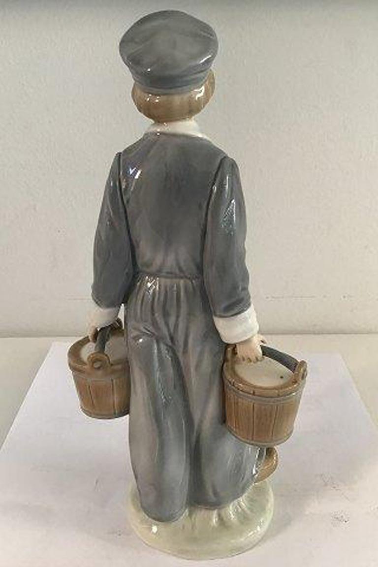 Lladro, Ragazzo olandese con lattiere, n. 4811 

Misure: H. 22 cm (8,66