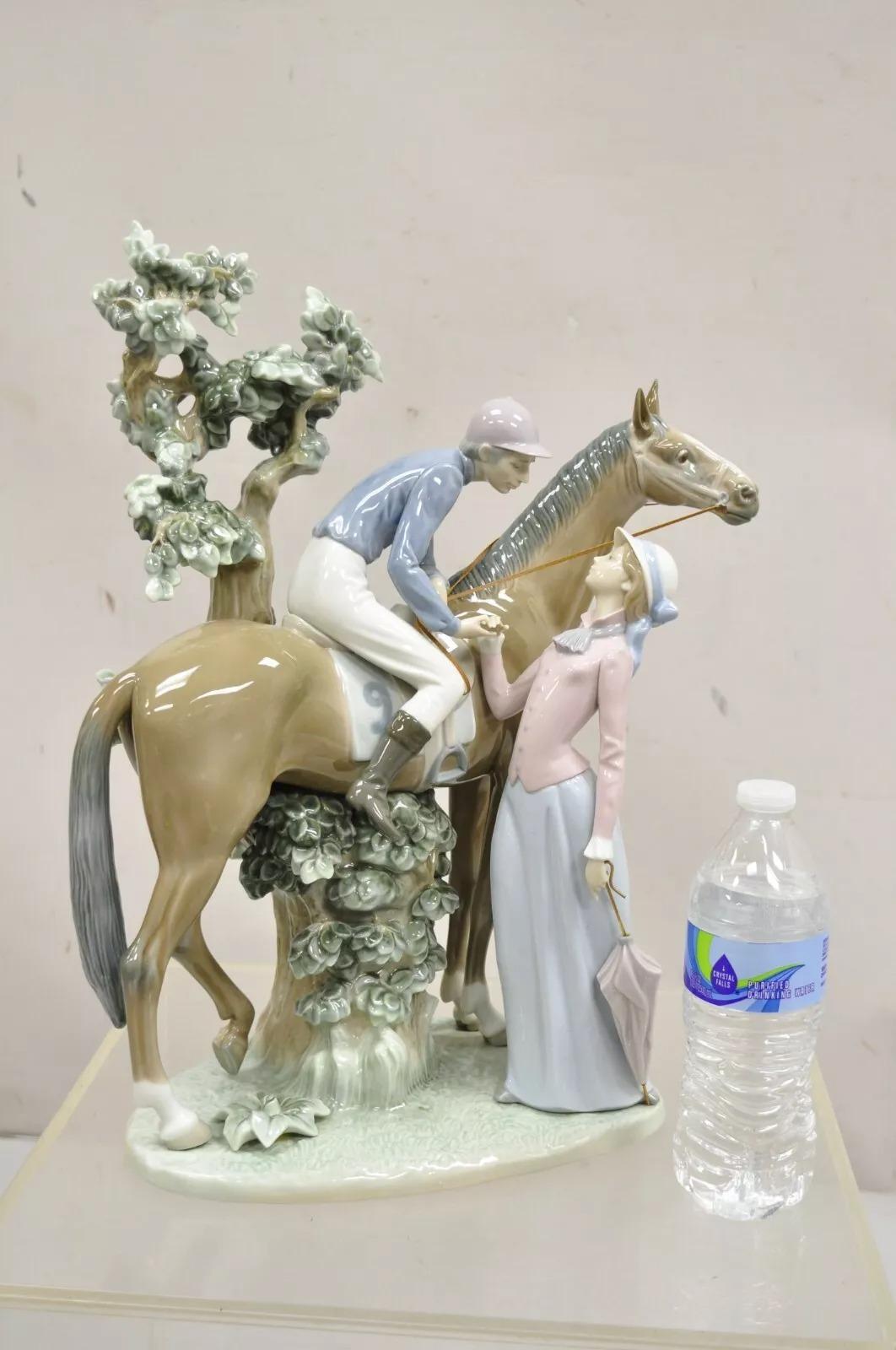 Lladro Figurita Jockey con Lass #5036 Caballo de carreras Día del Derby Dama con sombrilla 1979. Finales del siglo XX. Medidas: 17,5