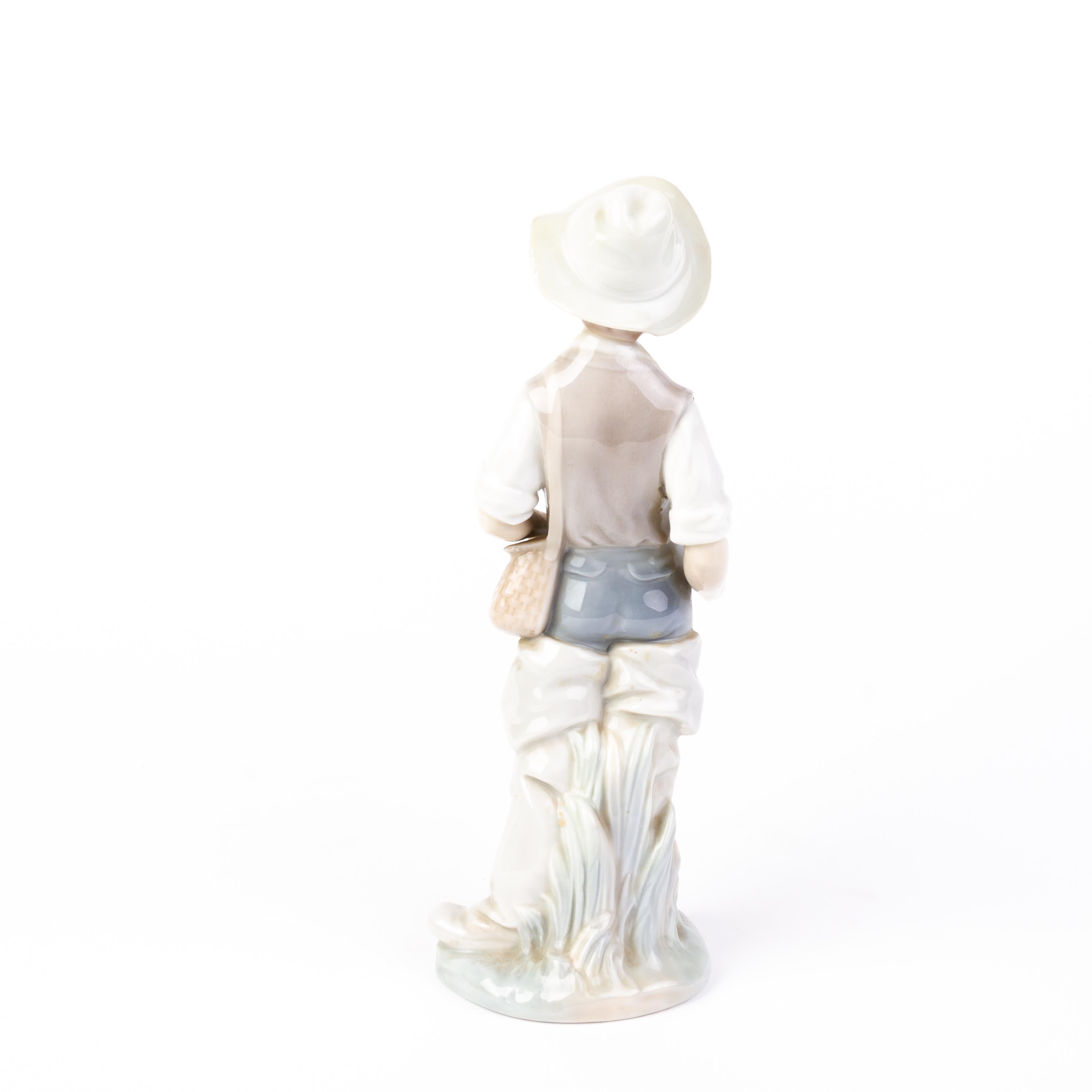 Lladro Fine Porcelain Figure Fisher Boy In Good Condition For Sale In Nottingham, GB