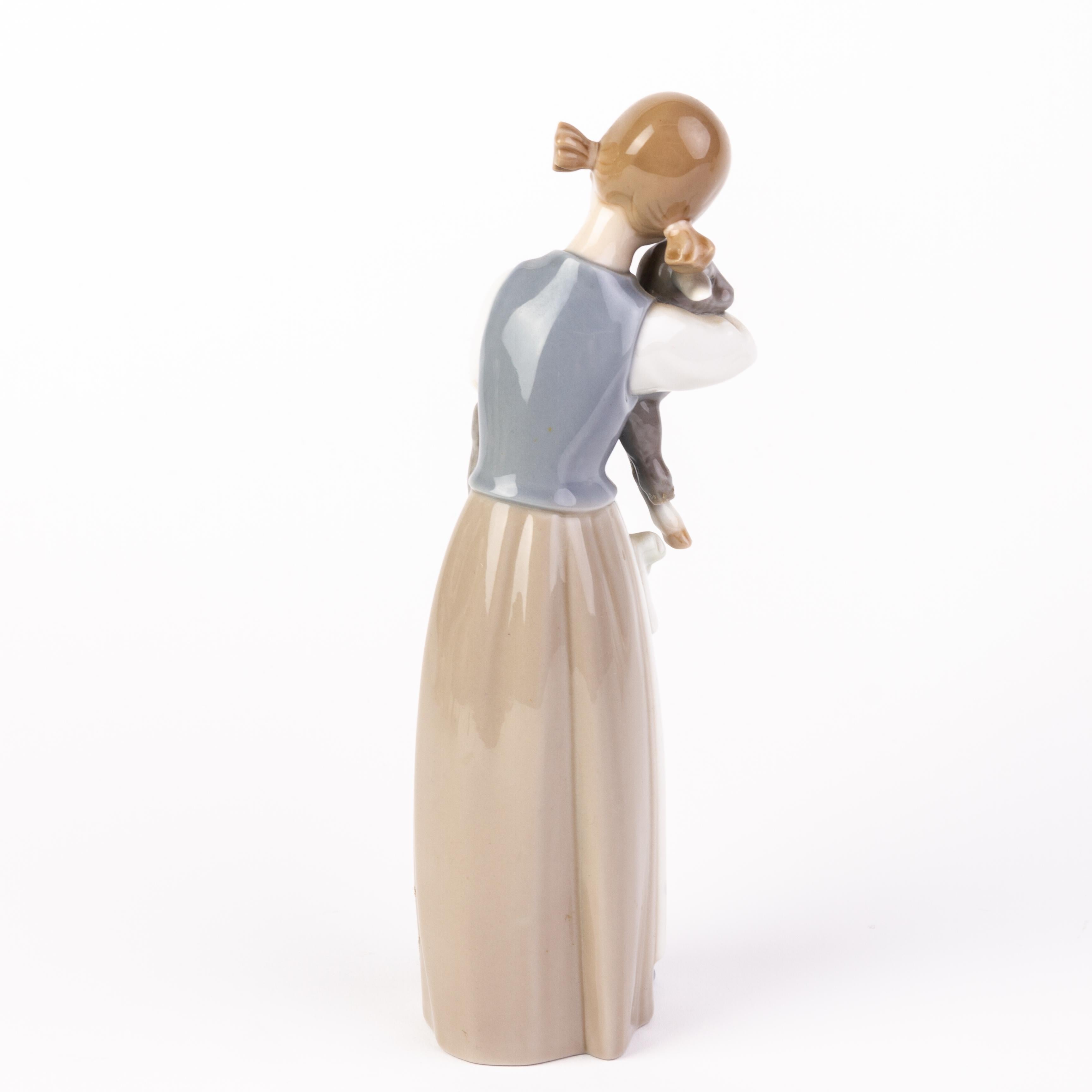 Lladro Fine Porcelain Girl with Lamb Figure 1010 In Good Condition For Sale In Nottingham, GB