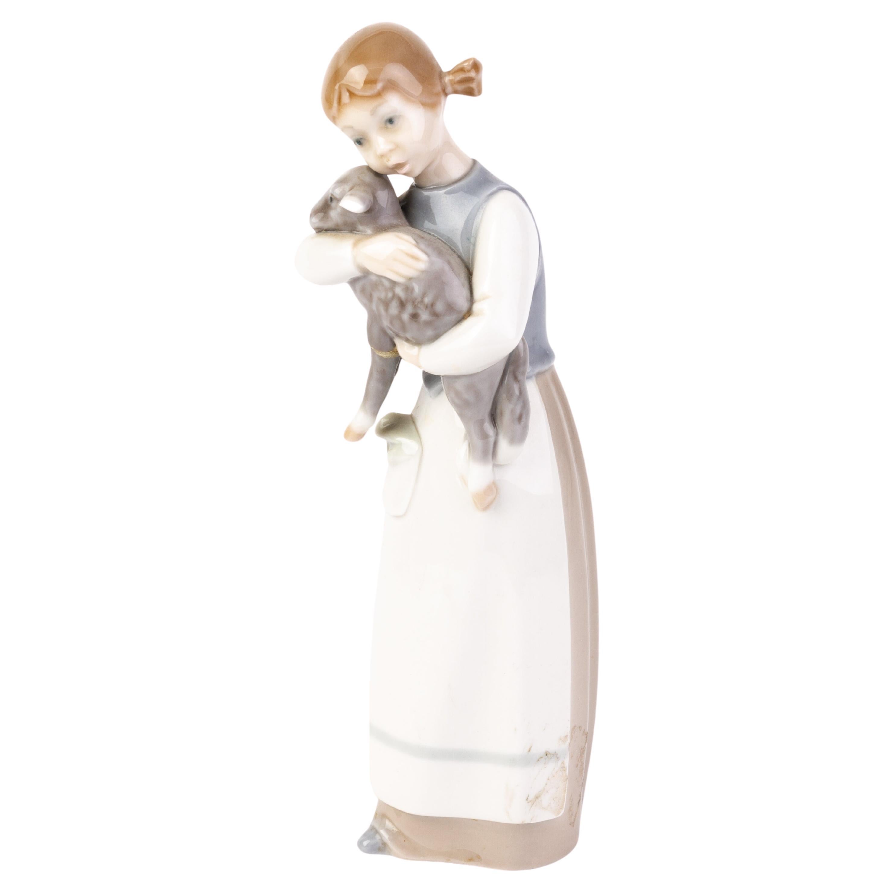 Lladro Fine Porcelain Girl with Lamb Figure 1010 For Sale